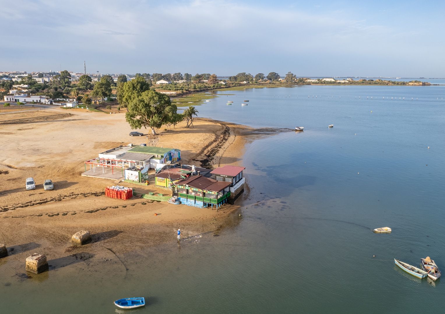 Esta playa de la Bahía de Cádiz fue prisión y ahora permite comer bienmesabe mojándote los pies. Una imagen aérea de Turismo San Fernando.