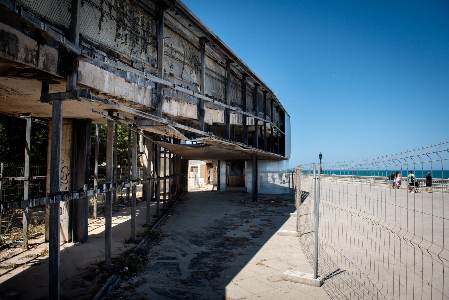 Estado de la pérgola de Santa Bárbara, colindante con la parte trasera del teatro, el 24 de julio.  MAURI BUHIGAS