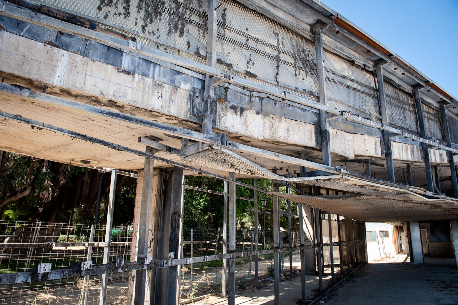 Estado de la zona más deteriorada, tras tres incendios, de la pérgola de Santa Bárbara en Cádiz.
