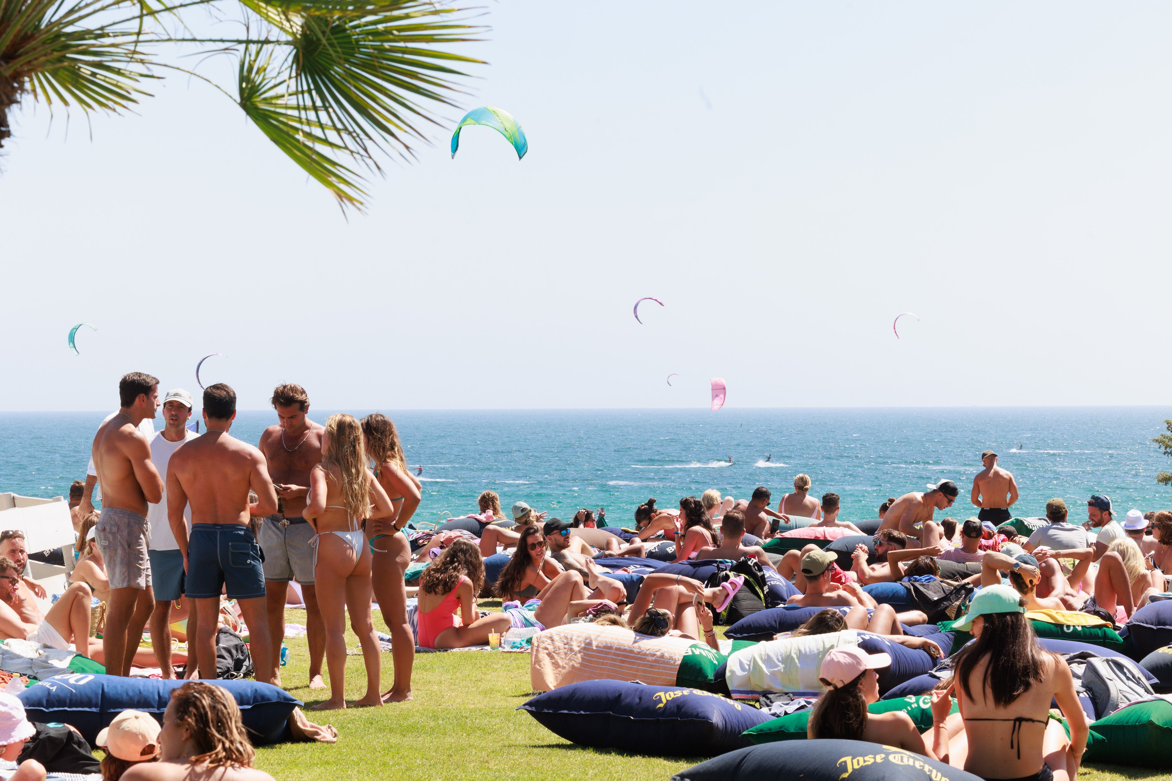 Un grupo de veraneantes en una de las playas de Tarifa. Un grupo de veraneantes en una de las playas de Tarifa.