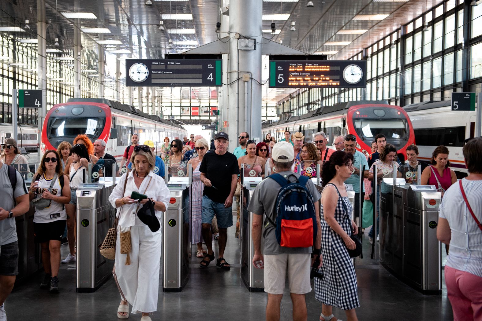 Un día de llenazos en la estación de tren de Cádiz