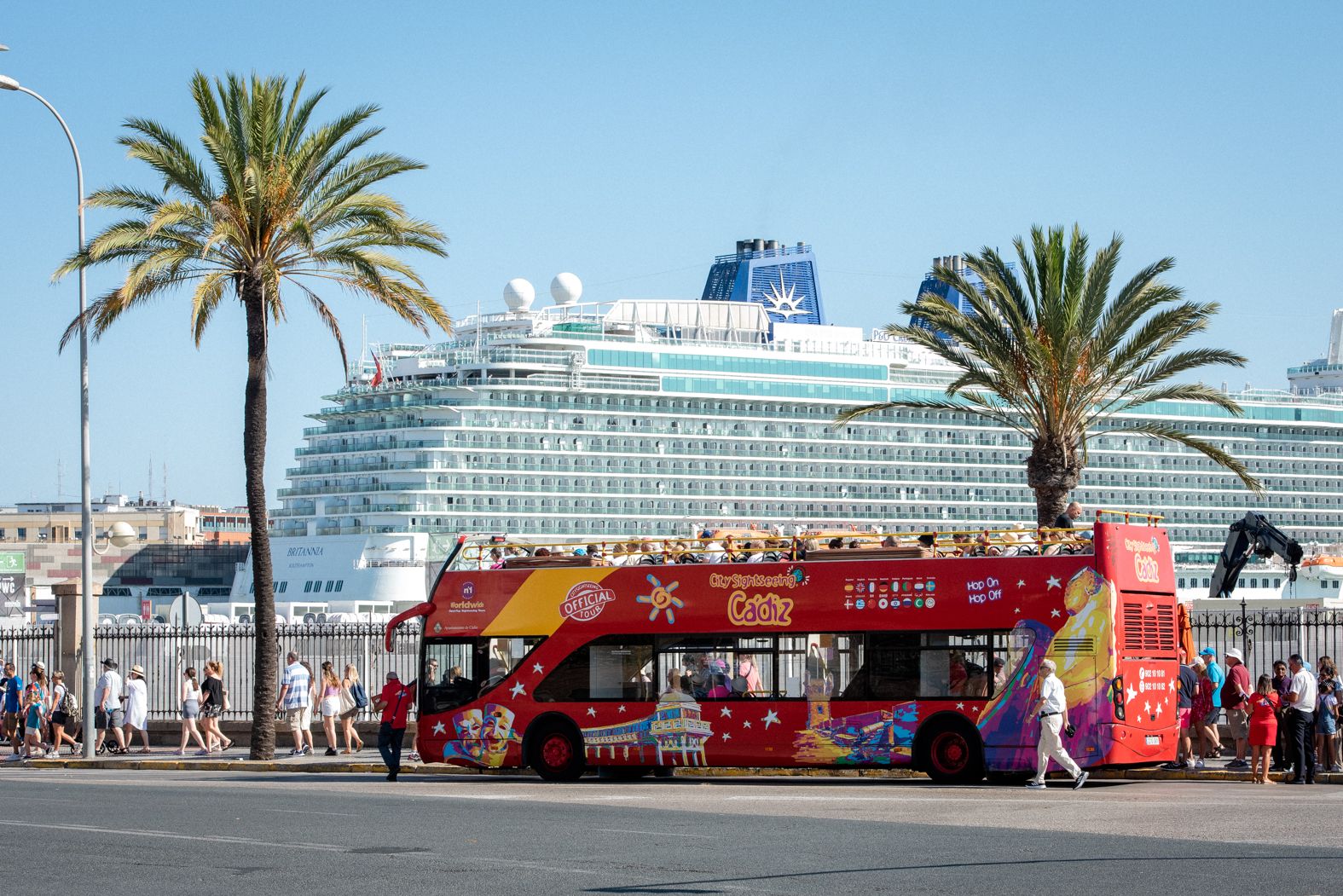 Un crucero lleno de turistas en su llegada a Cádiz. La Junta rechaza la tasa turística. Un crucero lleno de turistas en su llegada a Cádiz. La Junta rechaza la tasa turística.