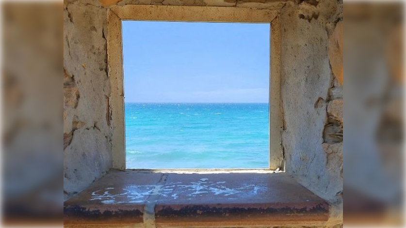 Ventana de la cala La pequeña Lulú en Los Caños. 