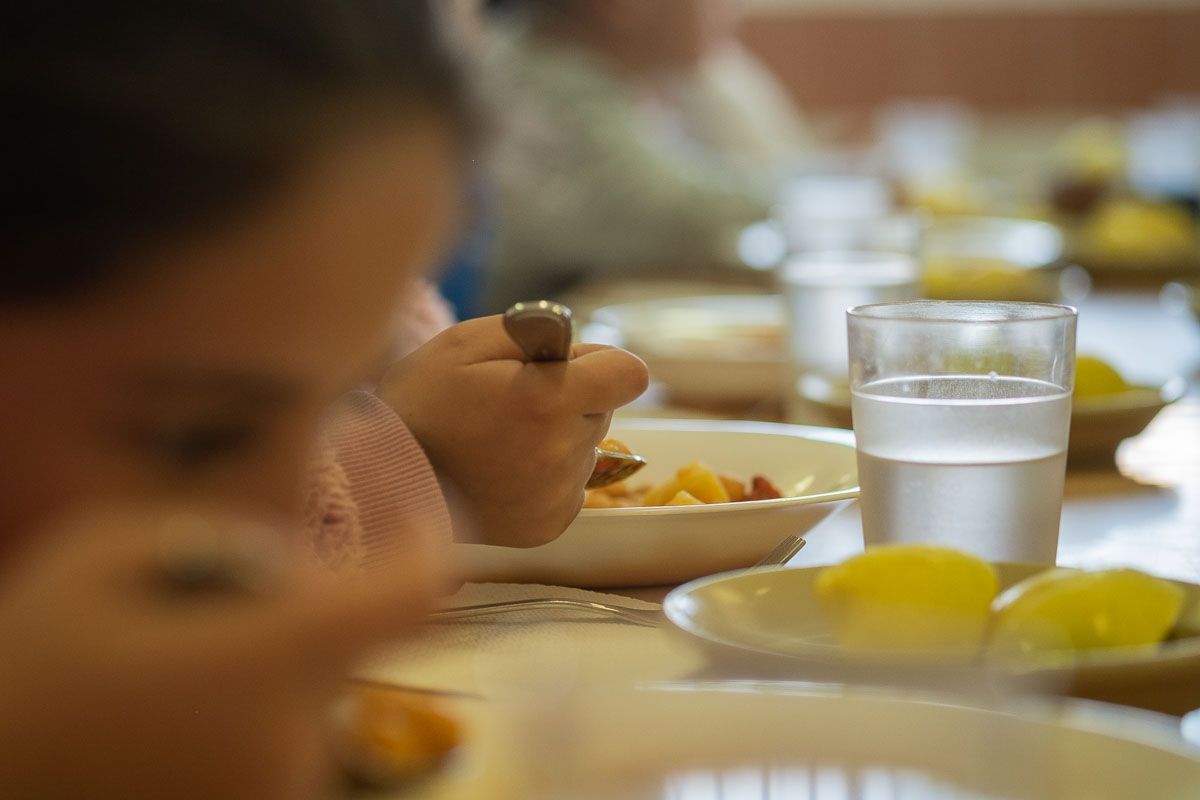 Una alumna, en un comedor escolar, en imagen de archivo.