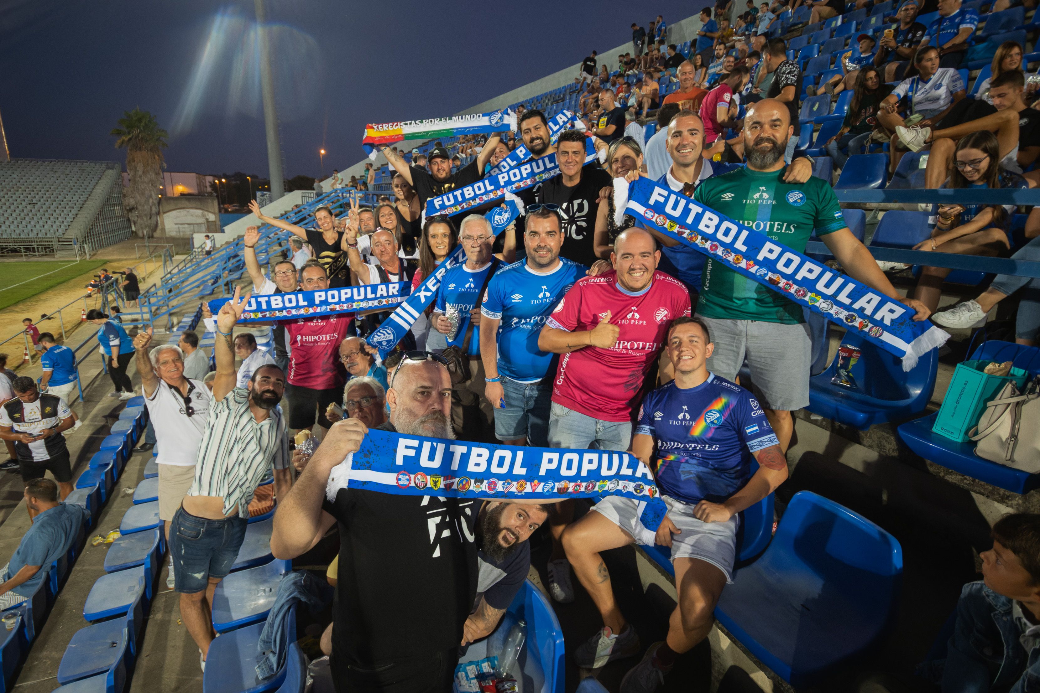 Señal de que cabalgamos.... Aficionados del Xerez Deportivo FC se mezclan con los de Unionistas de Salamanca en el encuentro disputado este miércoles en Jerez.