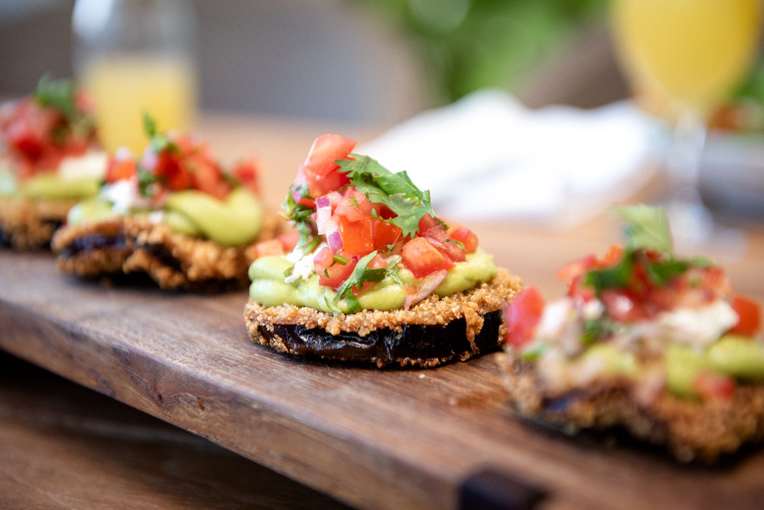 Berenjenas fritas, con aguacate, pico de gallo y queso fresco de Bolonia.   MAURI BUHIGAS