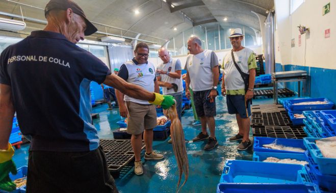 La lonja de Sanlúcar visitada por los turistas