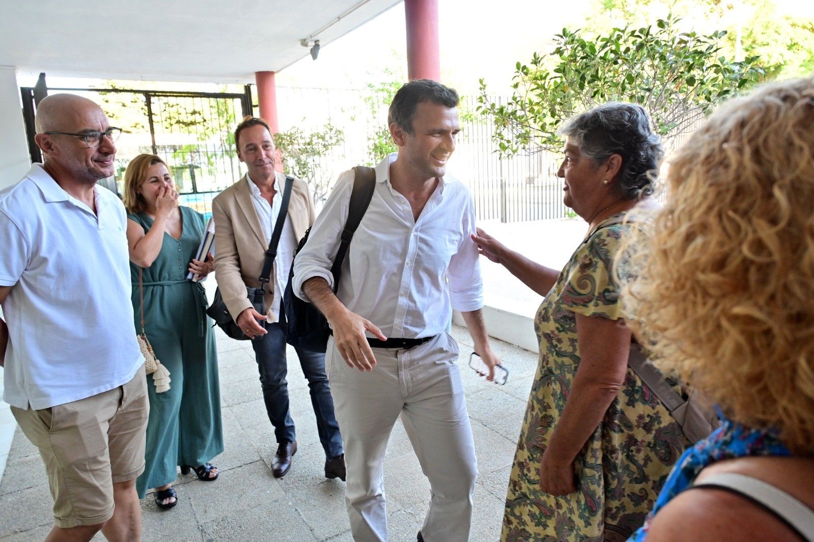 Cossi, tras el alcalde Bruno García, en una reunión con vecinos de Puntales el pasado verano.