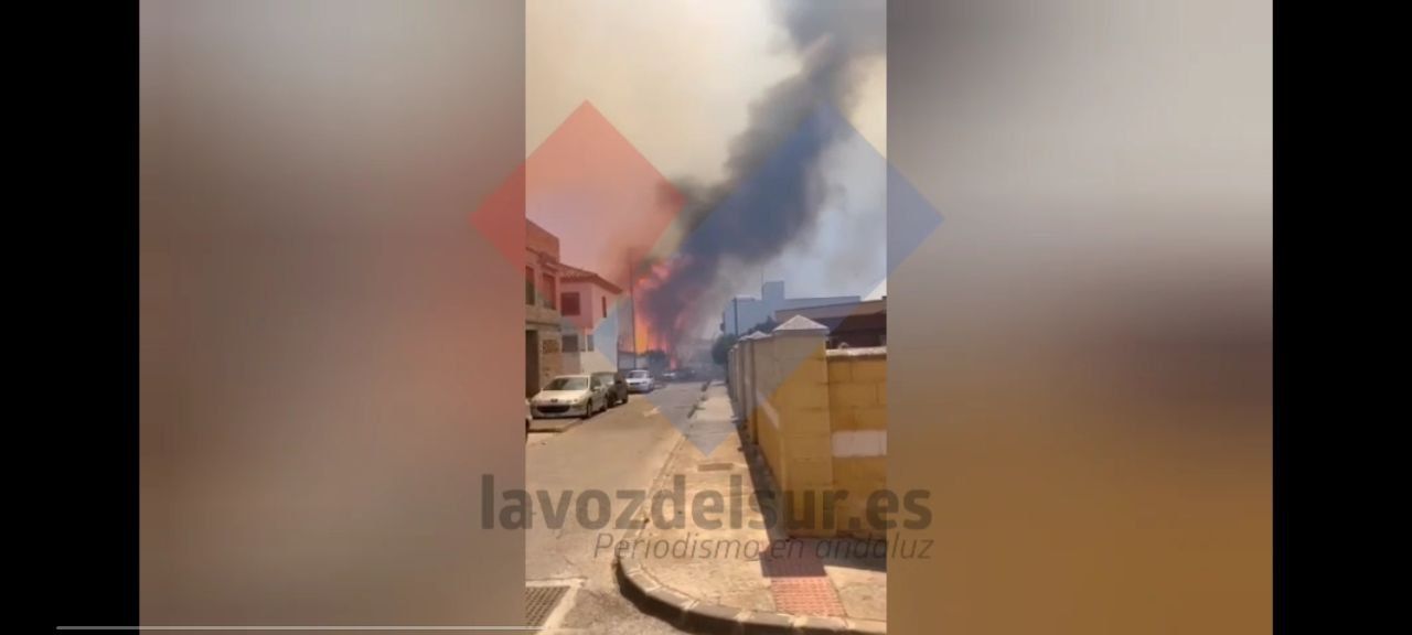 El incendio llega a varias viviendas de Puerto Real