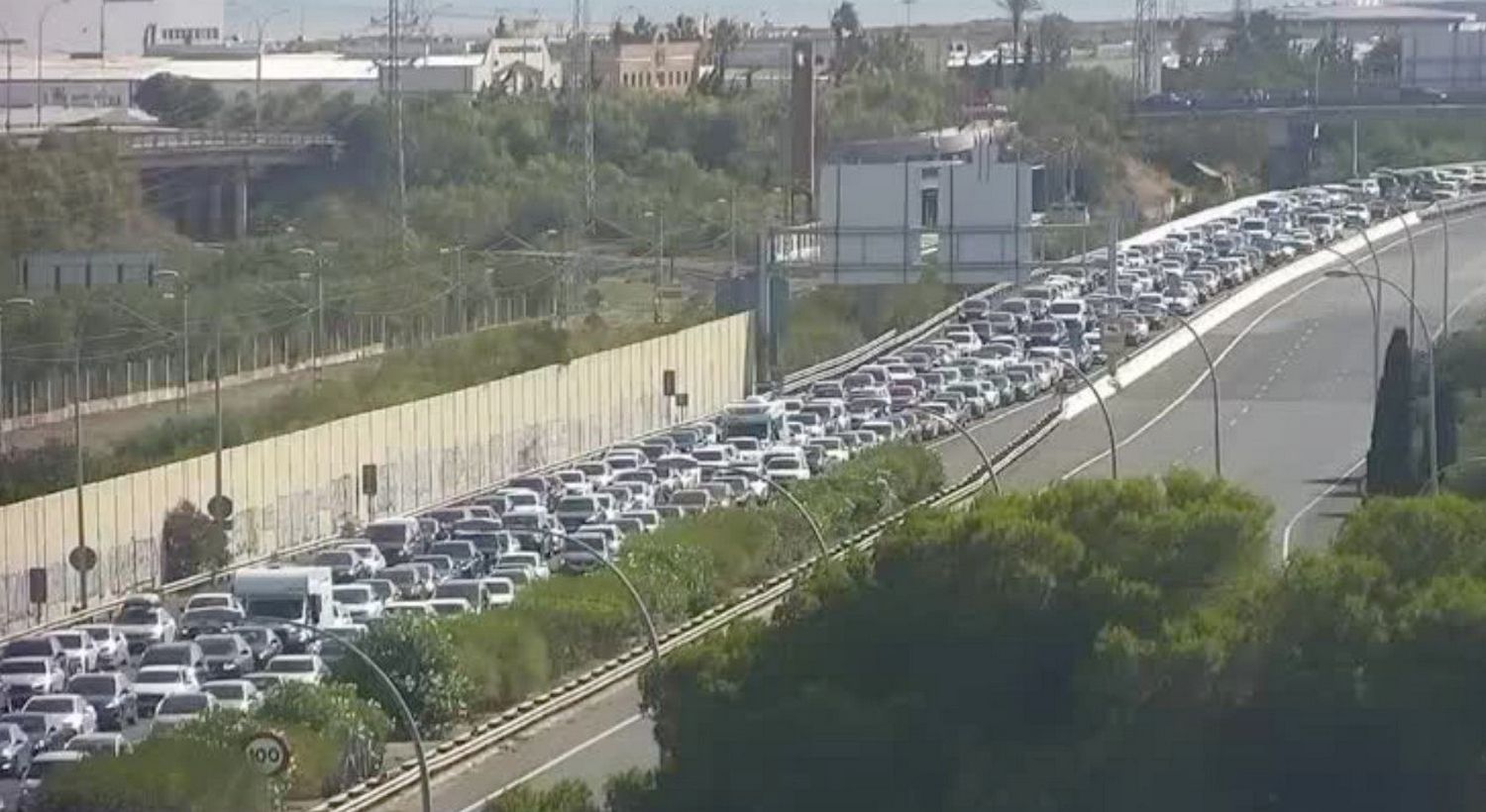 La AP-4 a las 18:00 horas, totalmente colapsada por el incendio en Puerto Real