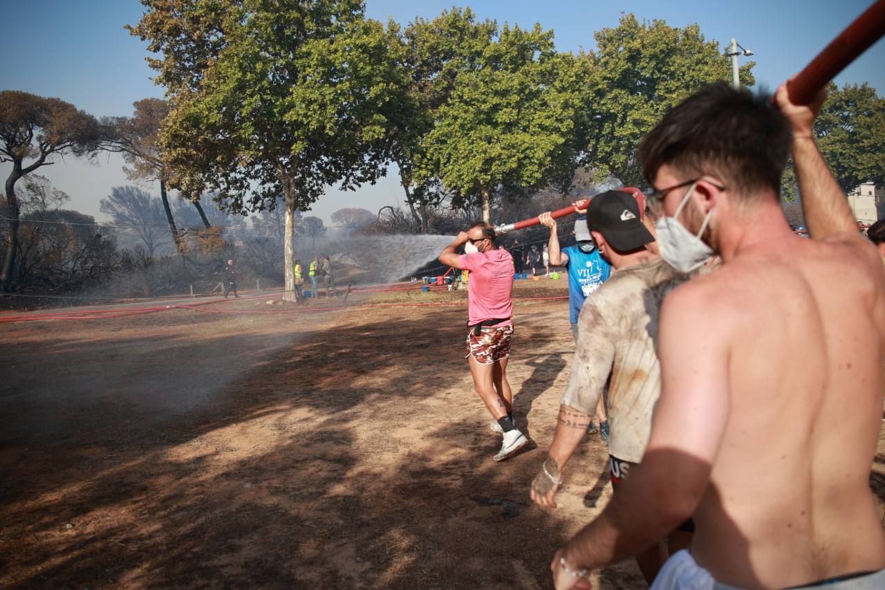 Vecinos de Las Canteras remojan el entorno de las casas para evitar que el fuego se propague. Vecinos de Las Canteras remojan el entorno de las casas para evitar que el fuego se propague.