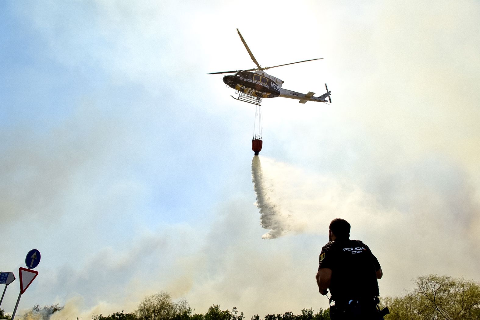 Un momento de la actuación del incendio en Puerto Real, este domingo.