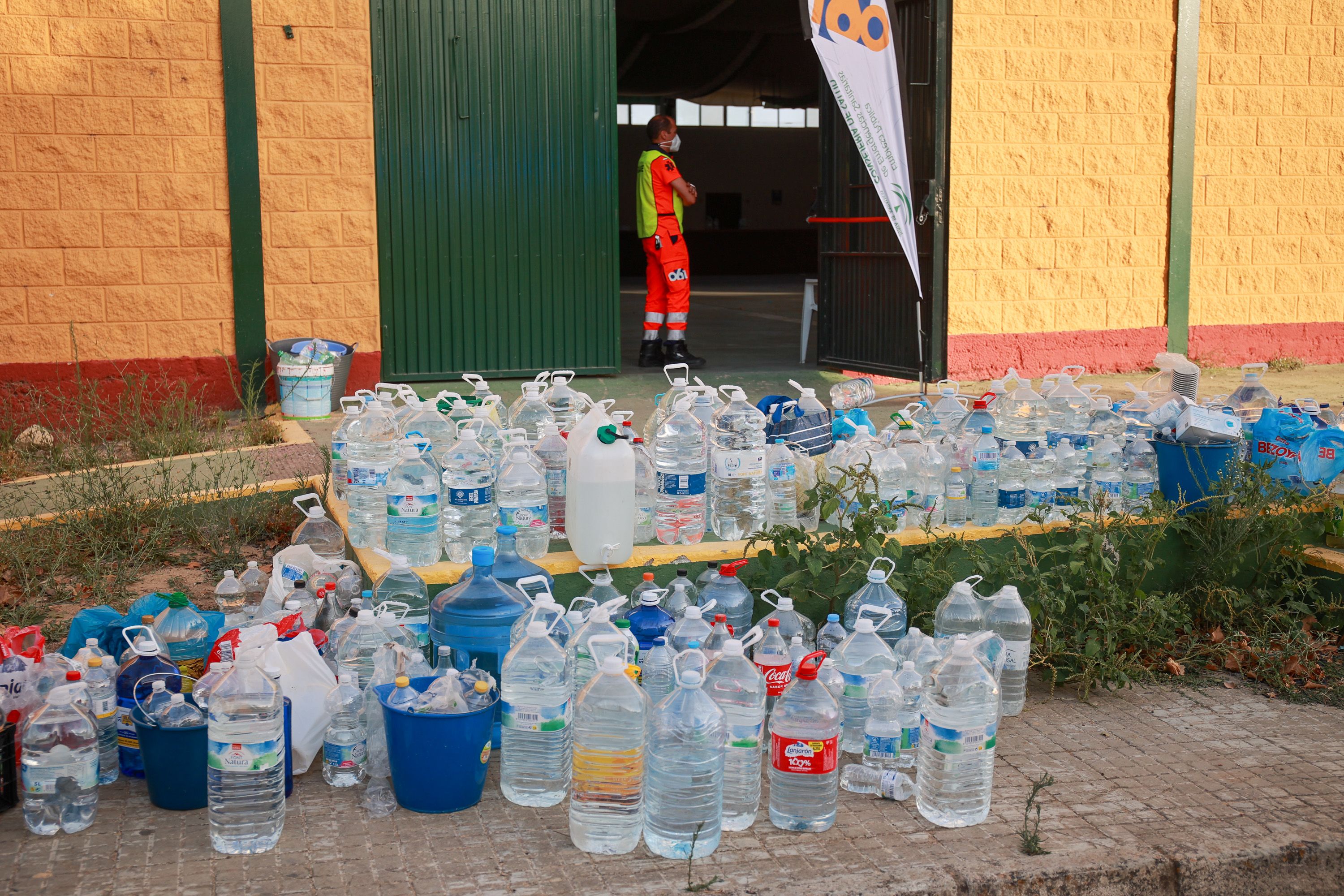 Agua, necesaria ante cualquier catástrofe. En la imagen, donaciones de botellas en un incendio de Puerto Real.