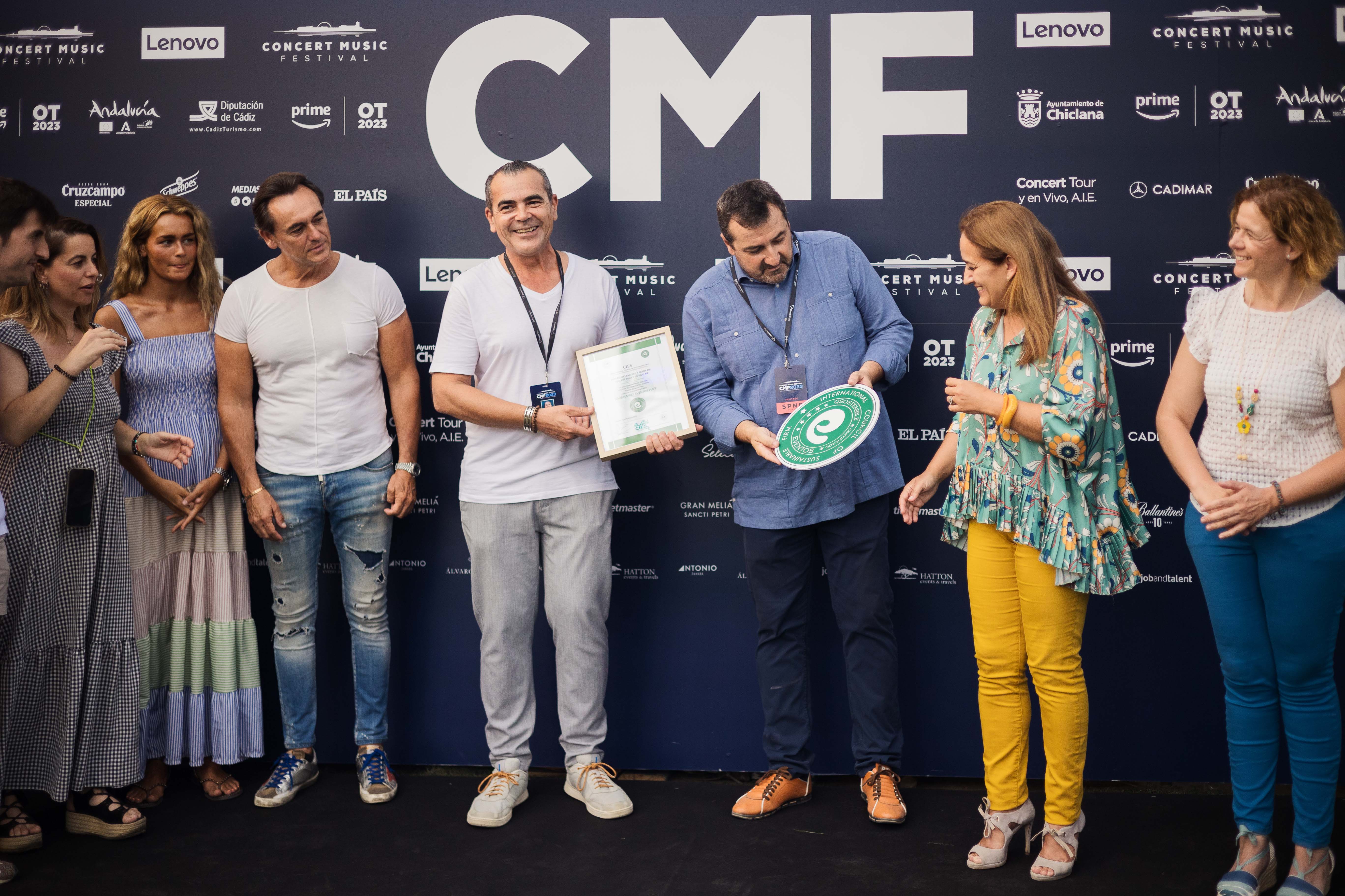 Momento de la entrega de la distinción. 