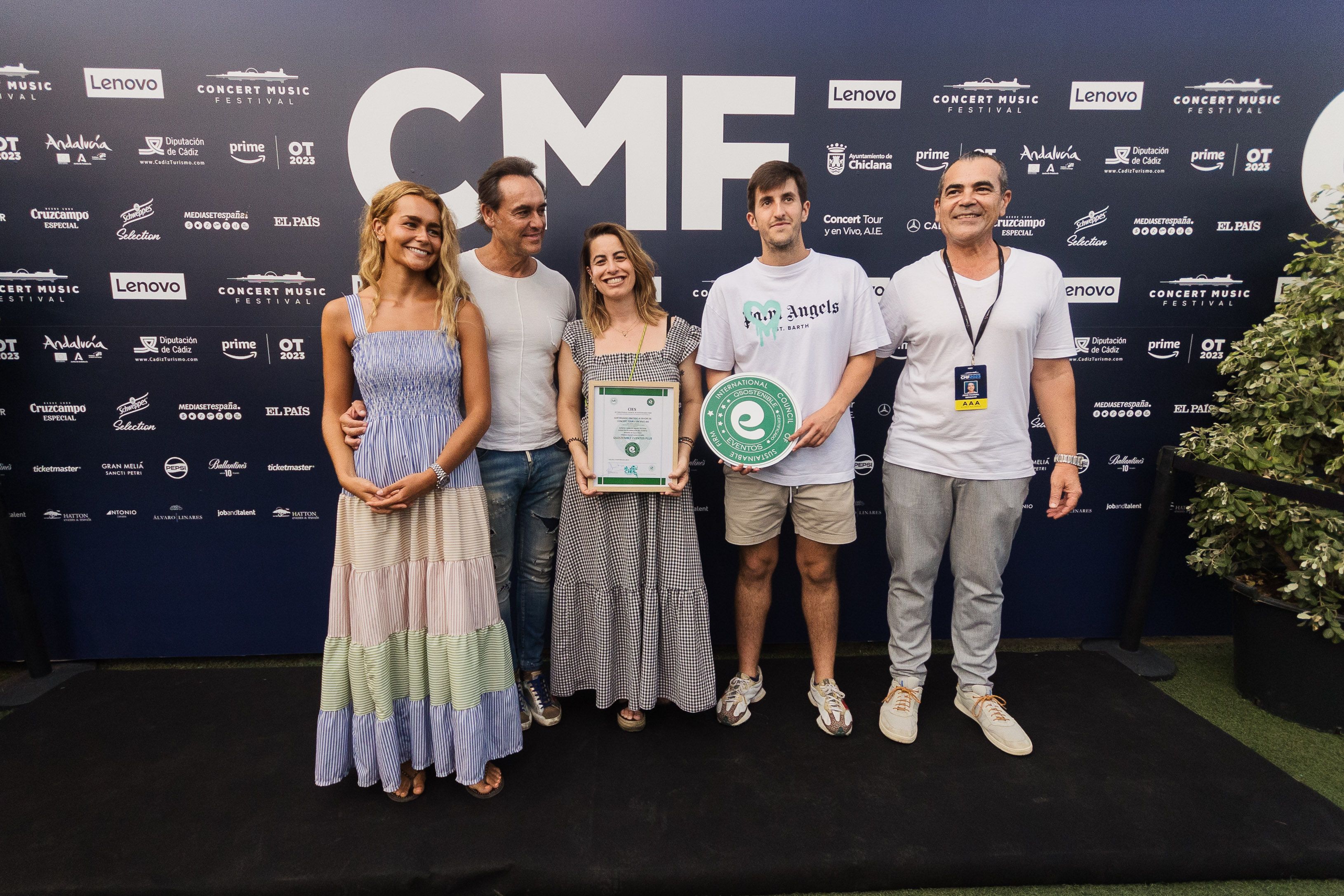 La organización del festival posa con el reconocimiento. 