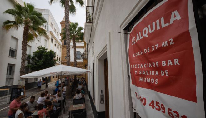 El tramo más cercano a la Iglesia de La Palma tiene aún locales vacíos y los vecinos temen que atraigan bares de copas.