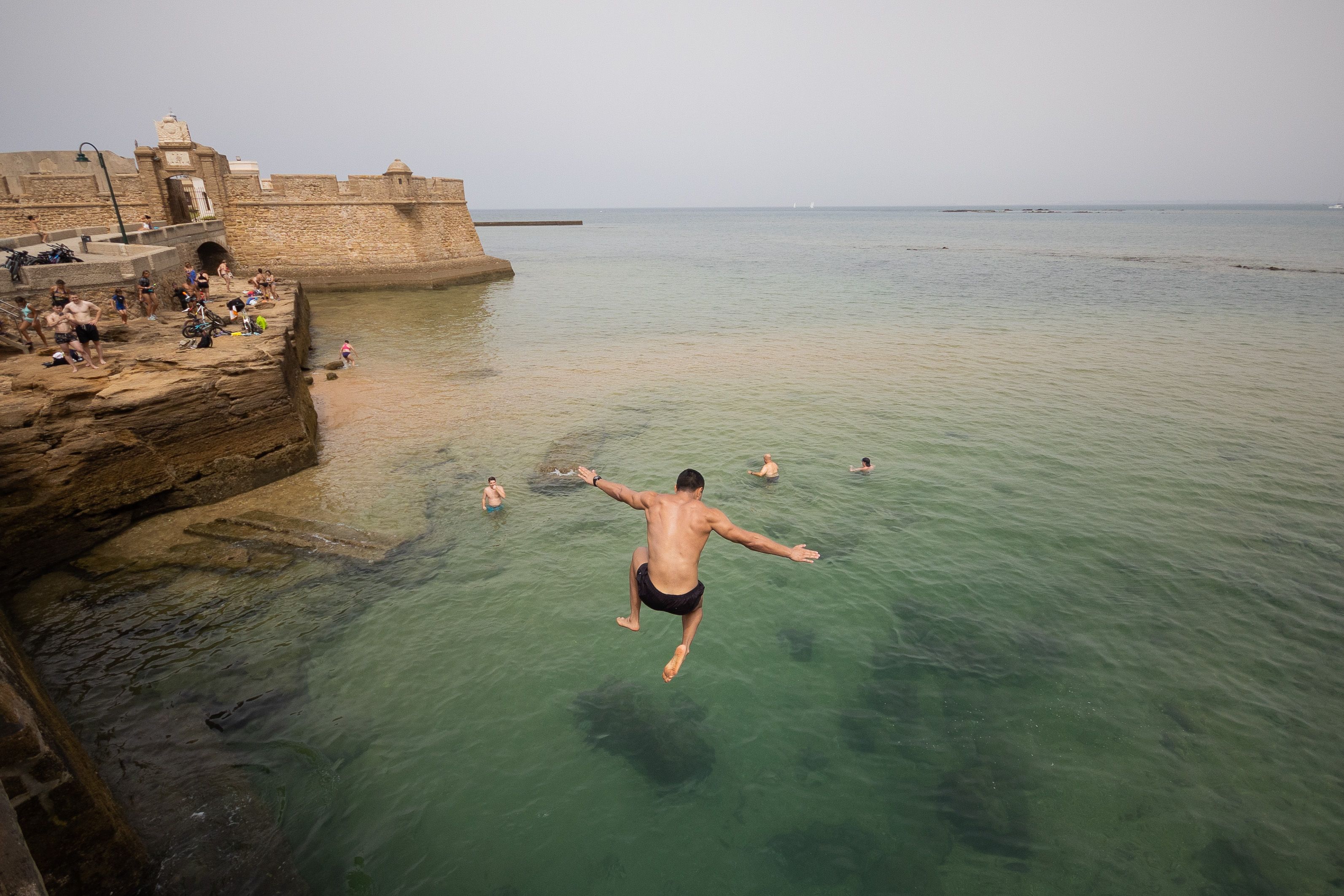 Personas refrescándose en Cádiz capital durante una ola de calor.