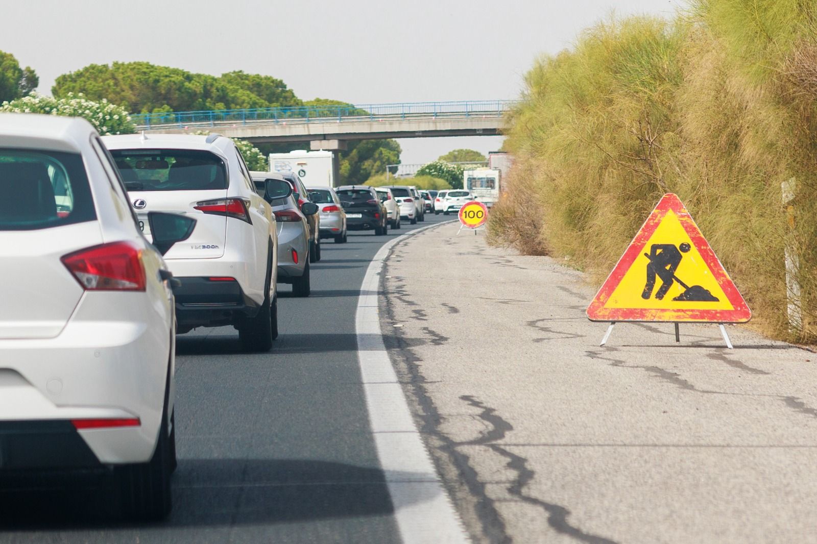 AP4: imagen de un atasco este verano en la antigua autopista.