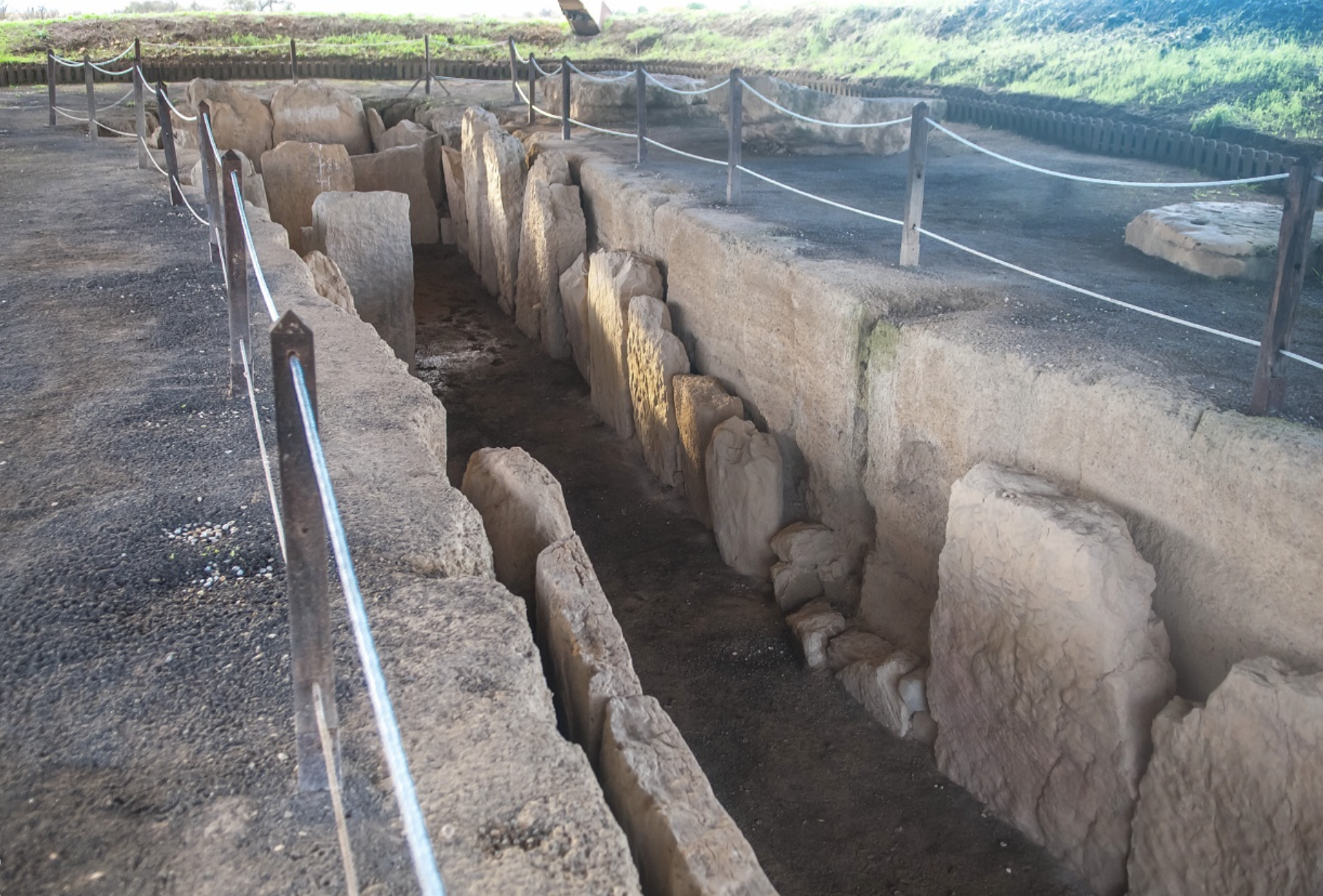La gran galería que conduce a los enterramientos del dolmen de Villamartín.