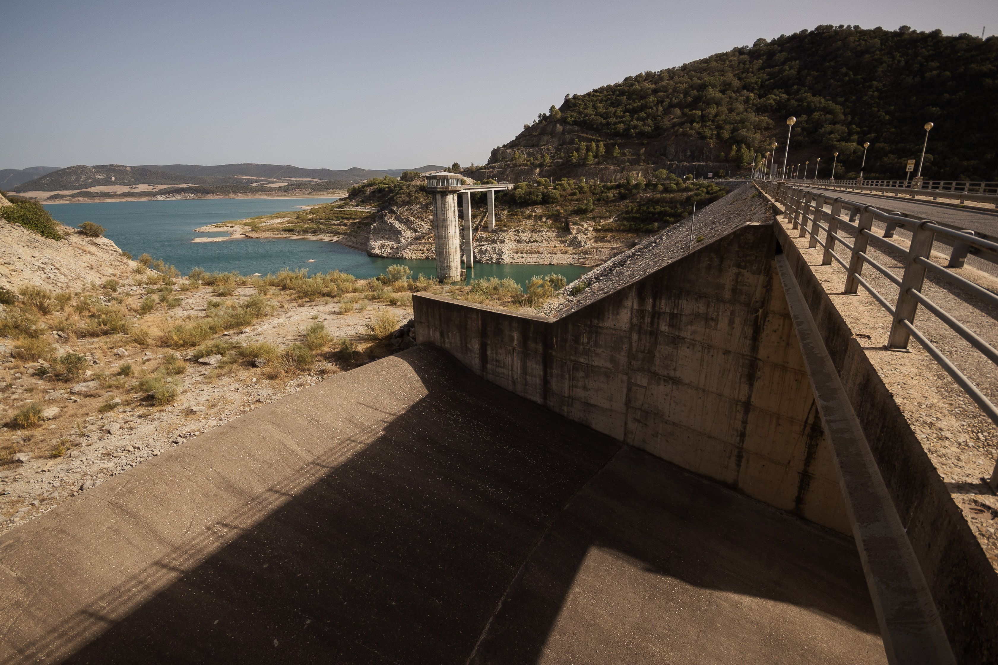 El rebosadero de la presa de Guadalcacín, obviamente seco.     MANU GARCÍA 