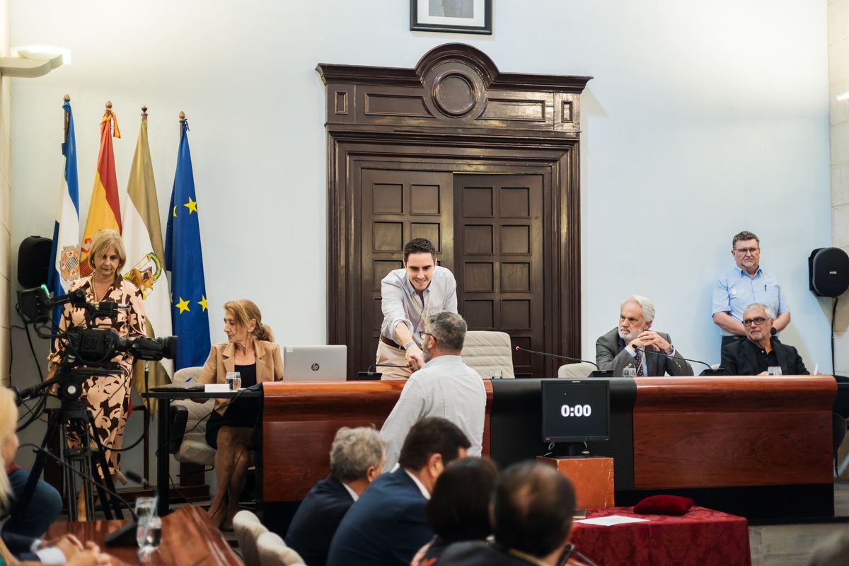 Jaime Espinar, en el centro de la presidencia del pleno de Jerez, saluda al concejal saliente del PSOE, Rubén Pérez, en una pasada sesión plenaria.