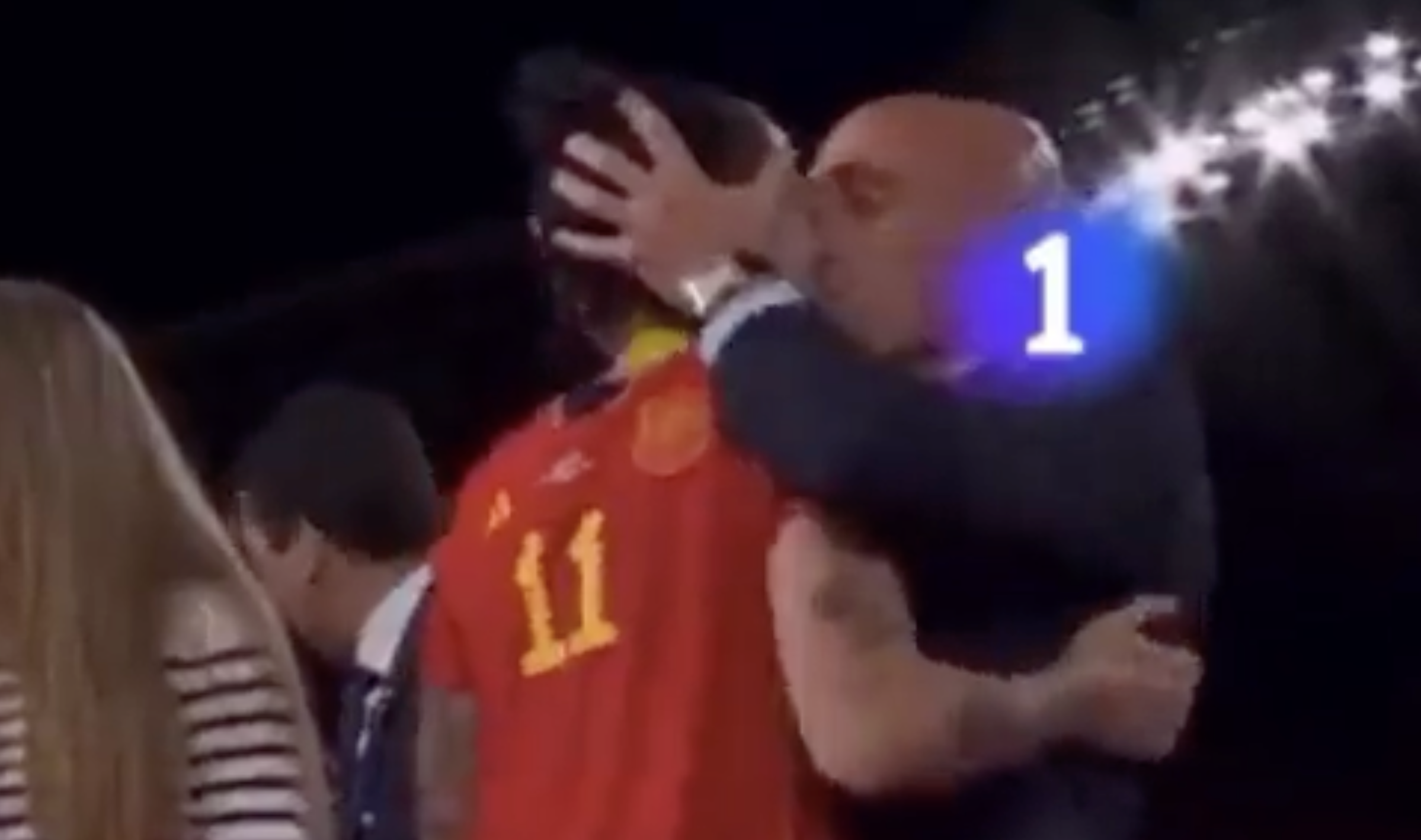El momento del beso de Rubiales a Hermoso, en la entrega de medallas. El momento del beso de Rubiales a Hermoso, en la entrega de medallas.