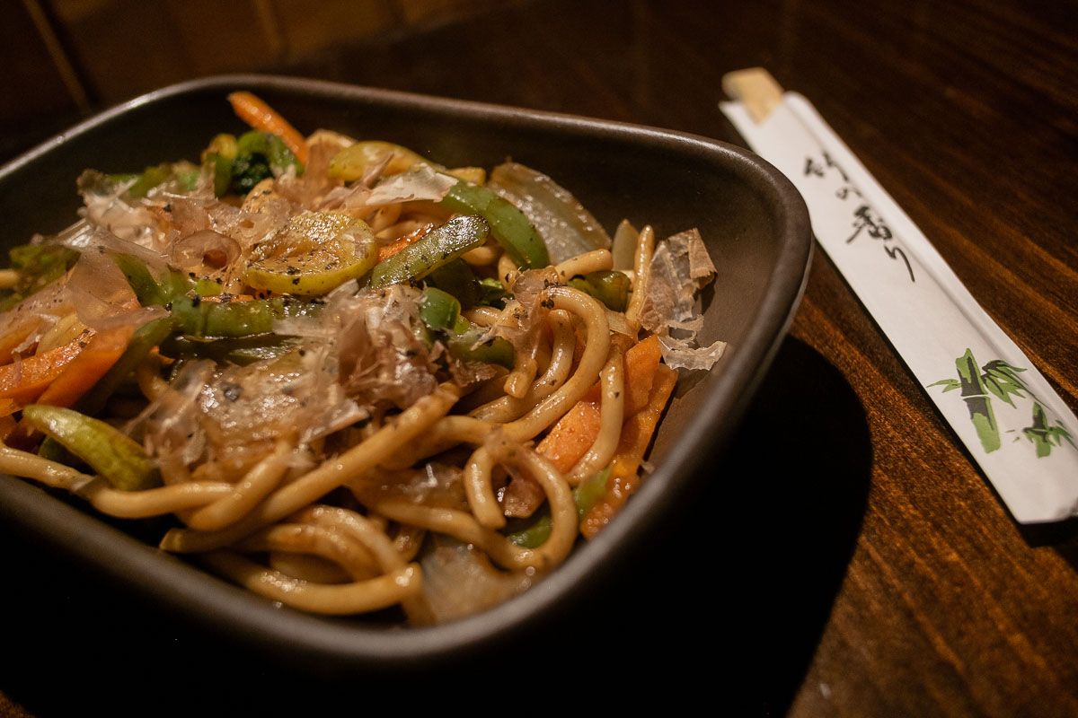 Plato de yakisoba: tallarines a la plancha con verduras. FOTO: MANU GARCÍA