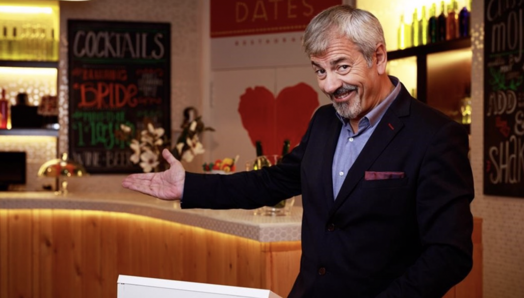 Carlos Sobera en una foto promocional de 'First Dates'. Carlos Sobera en una foto promocional de 'First Dates'.
