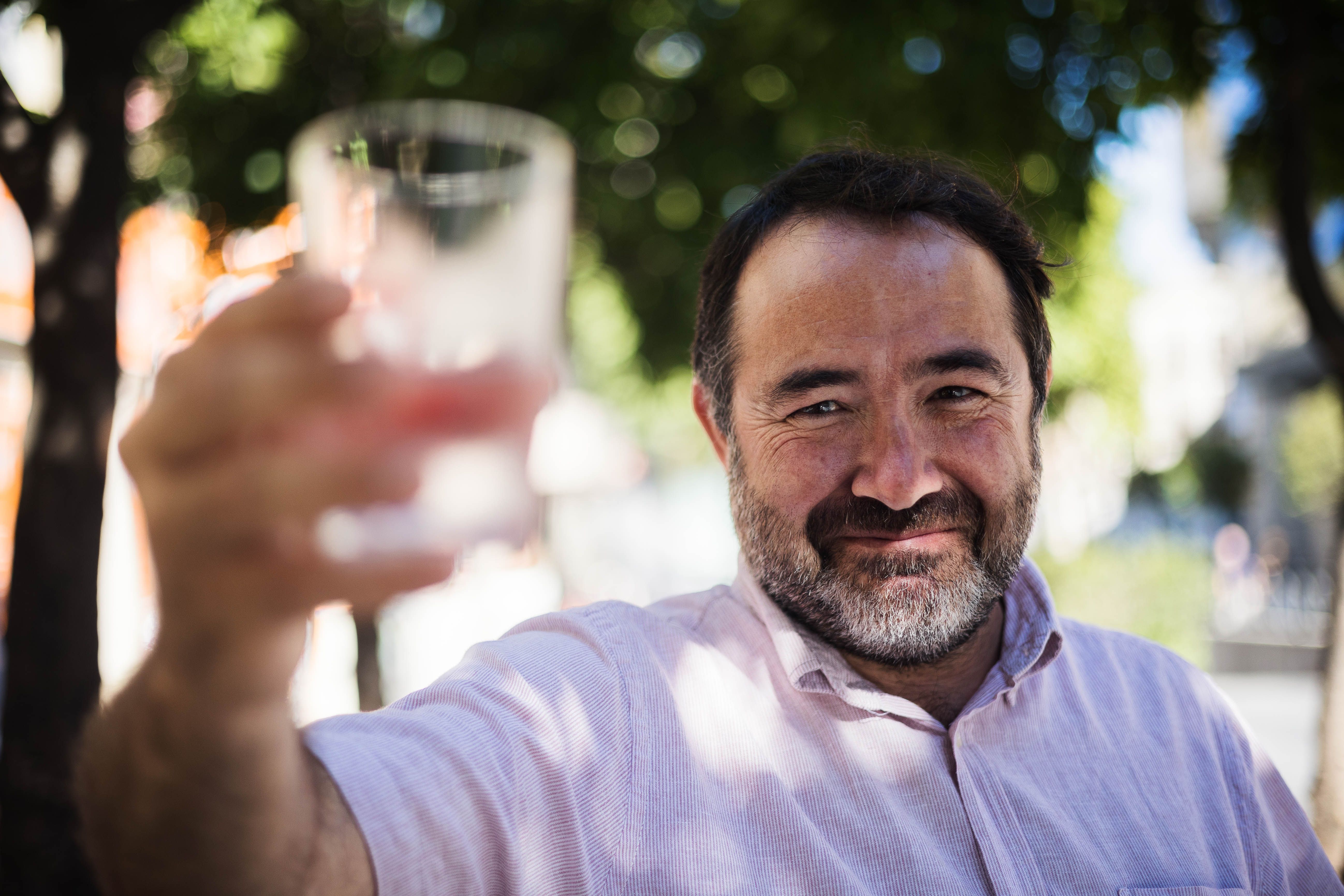 Antonio Figueroa, consultor ambiental e impulsor de Estudio Agua y Territorio, posa para lavozdelsur.es en el centro de Jerez.
