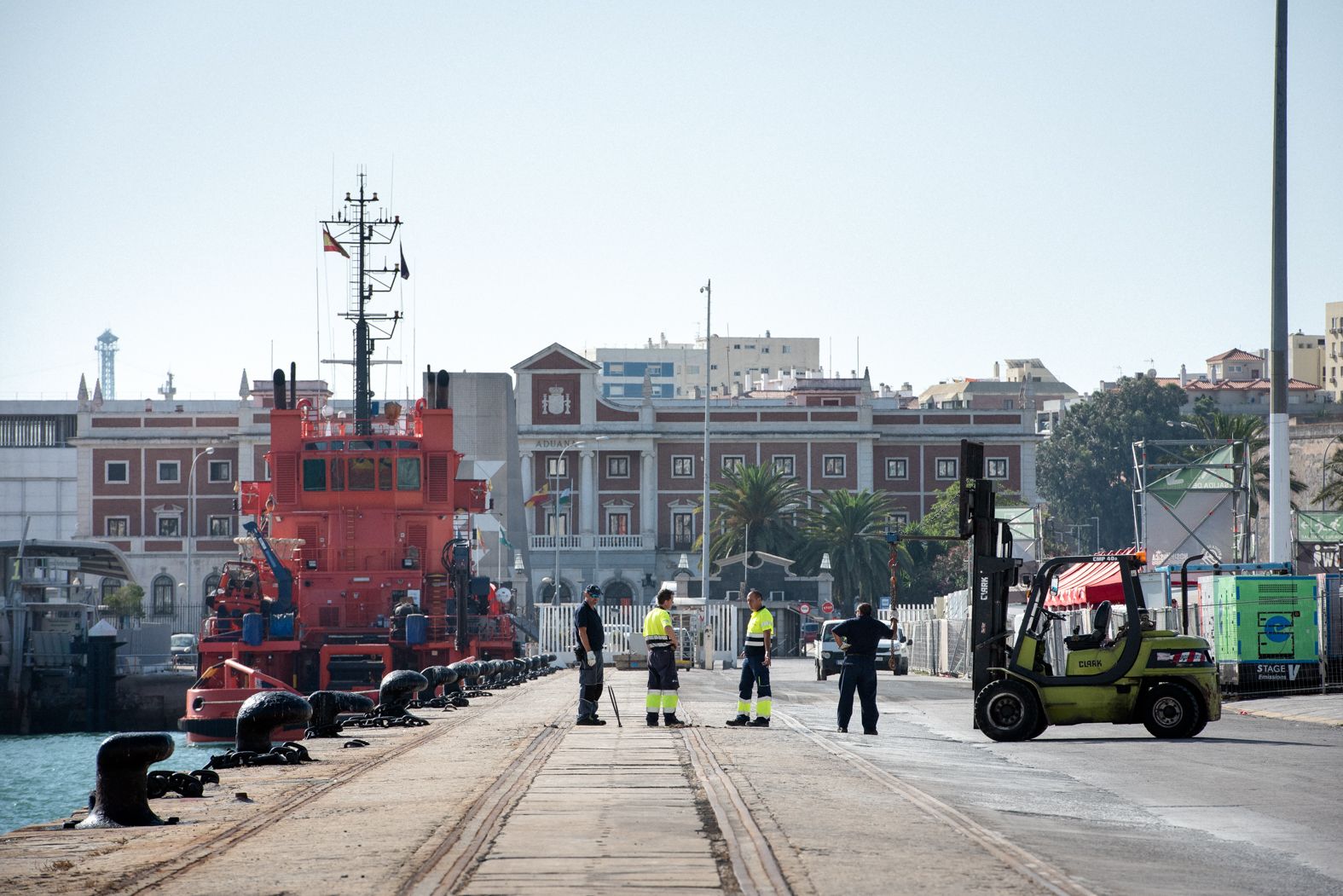 Operarios, este miércoles, en los muelles que ocuparán los seis espacios lúdicos, festivos y musicales en la Gran Regata 2023.