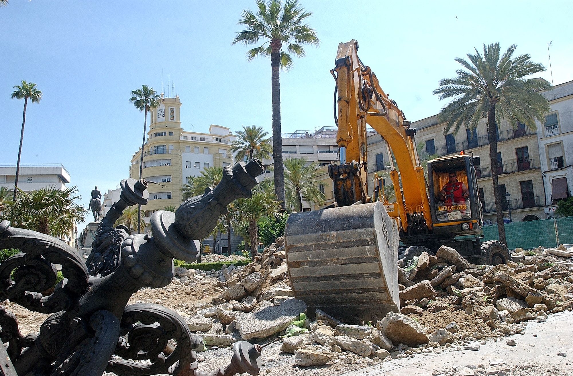 Máquinas levantando el pavimento de la plaza.     JUAN CARLOS TORO