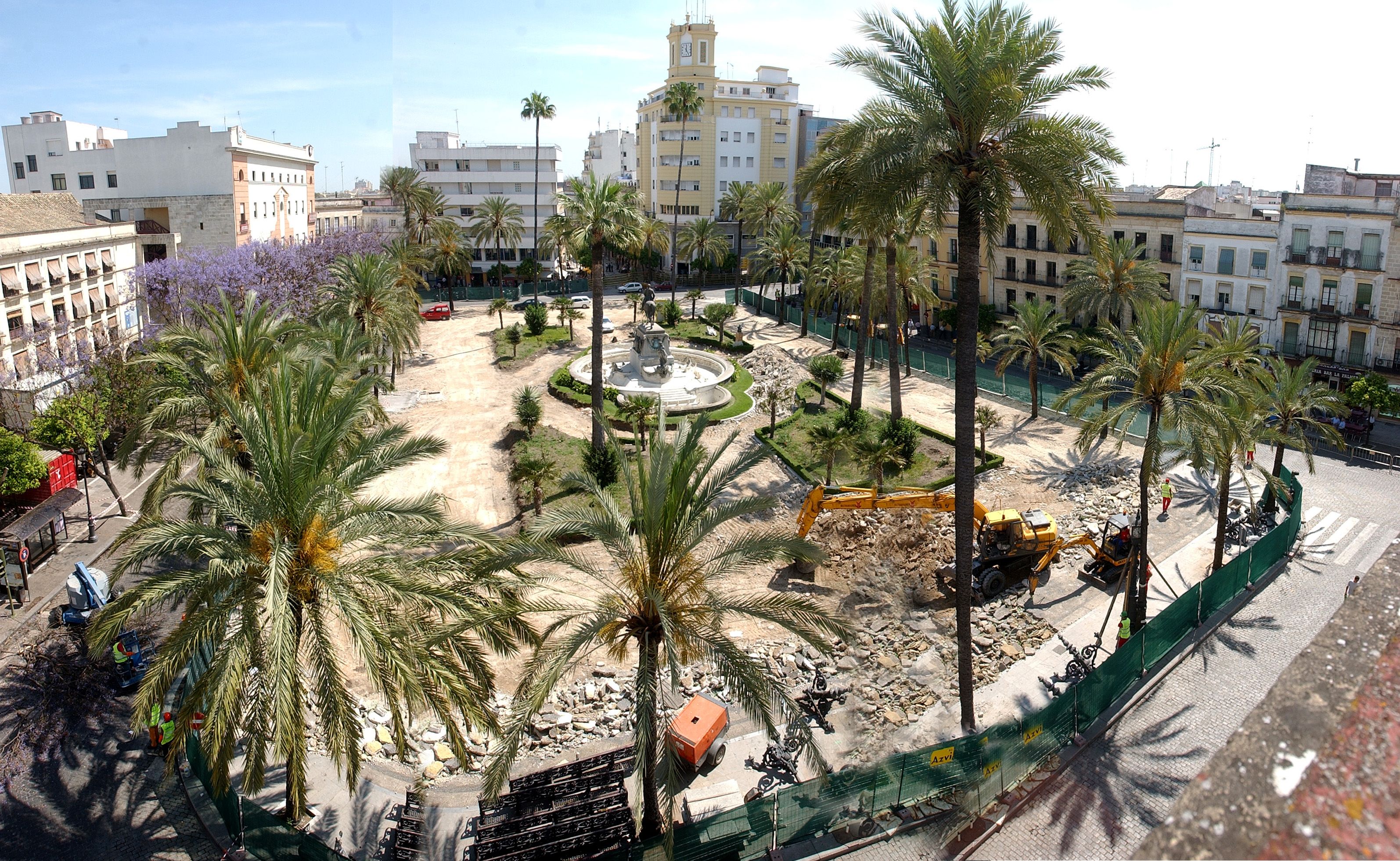 Aspecto de la plaza del Arenal recién comenzada la obra cuando aún se veía la calzada que circundaba su perímetro.      JUAN CARLOS TORO