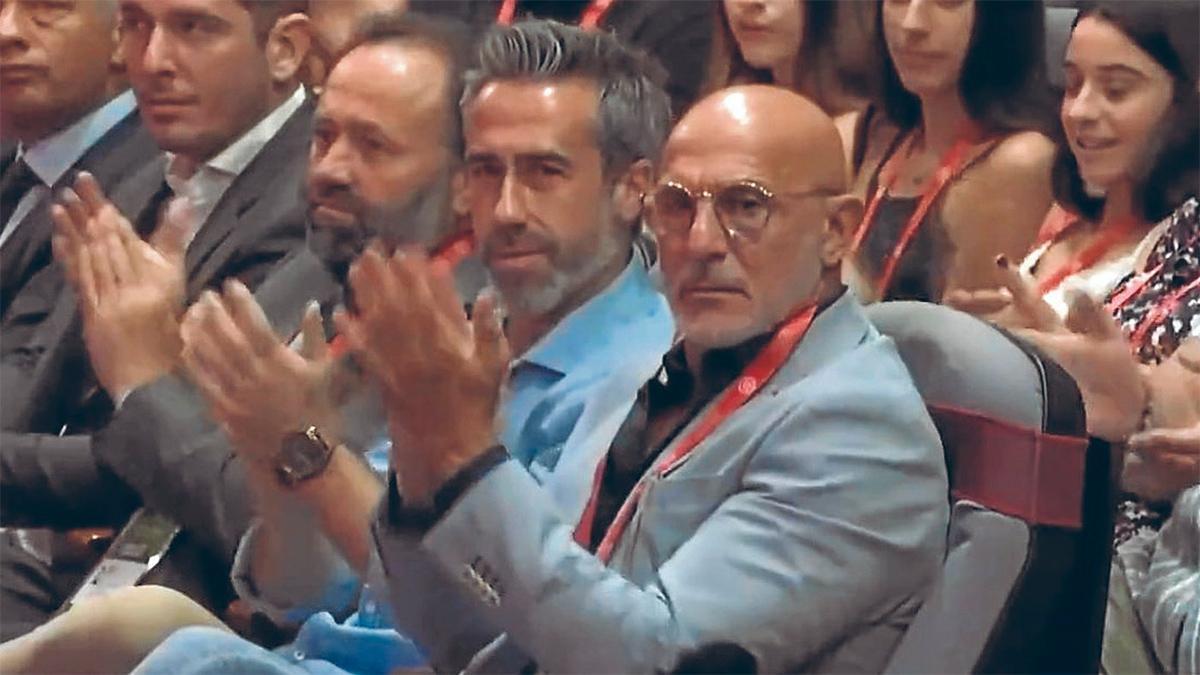 El entrenador de la selección de fútbol de España masculina, Luis de la Fuente, aplaudiendo a Luis Rubiales este viernes.