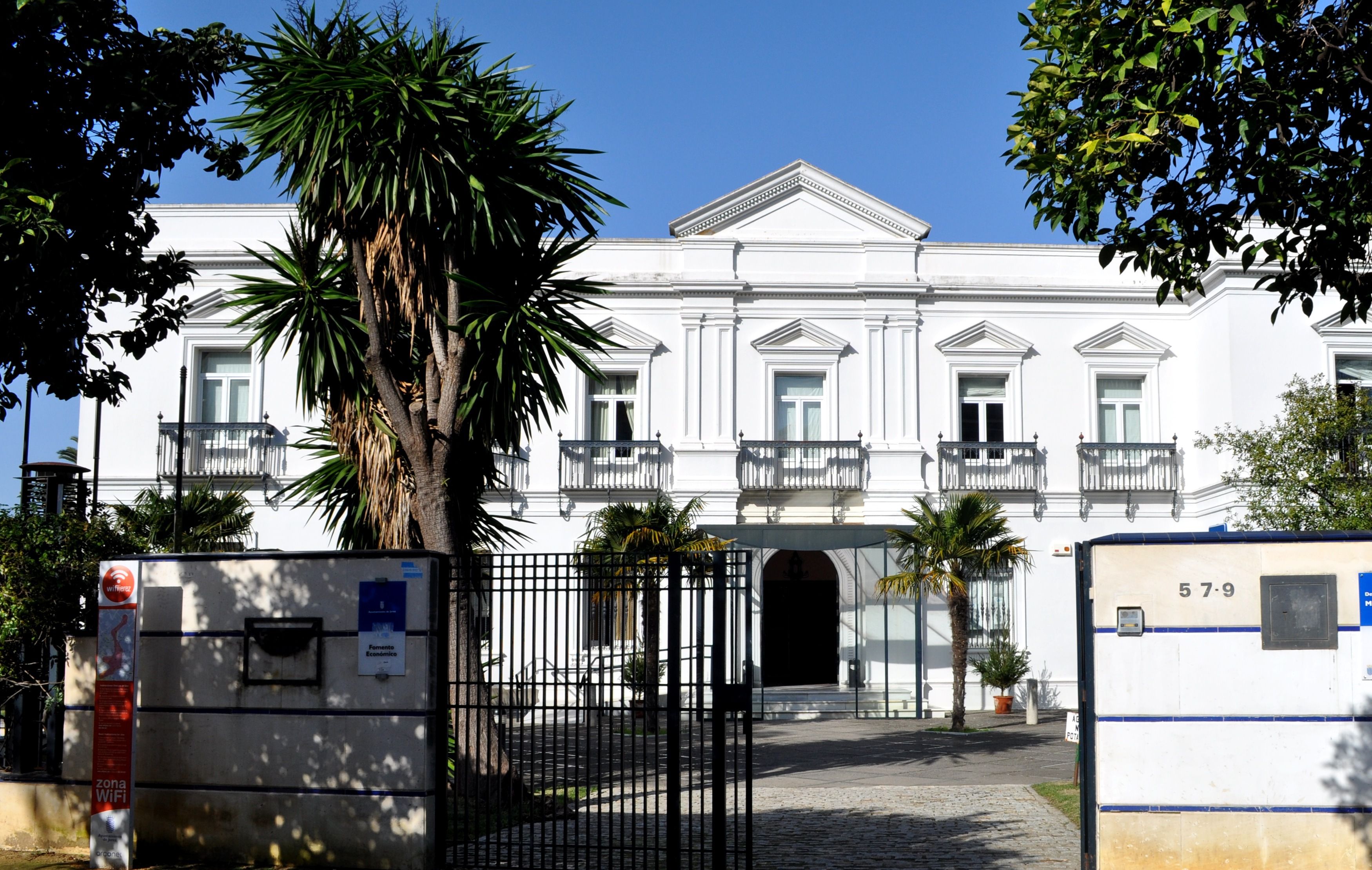 La delegación de Empleo, popularmente conocida como la 'Moncloita', en la Avenida Álvaro Domecq de Jerez.