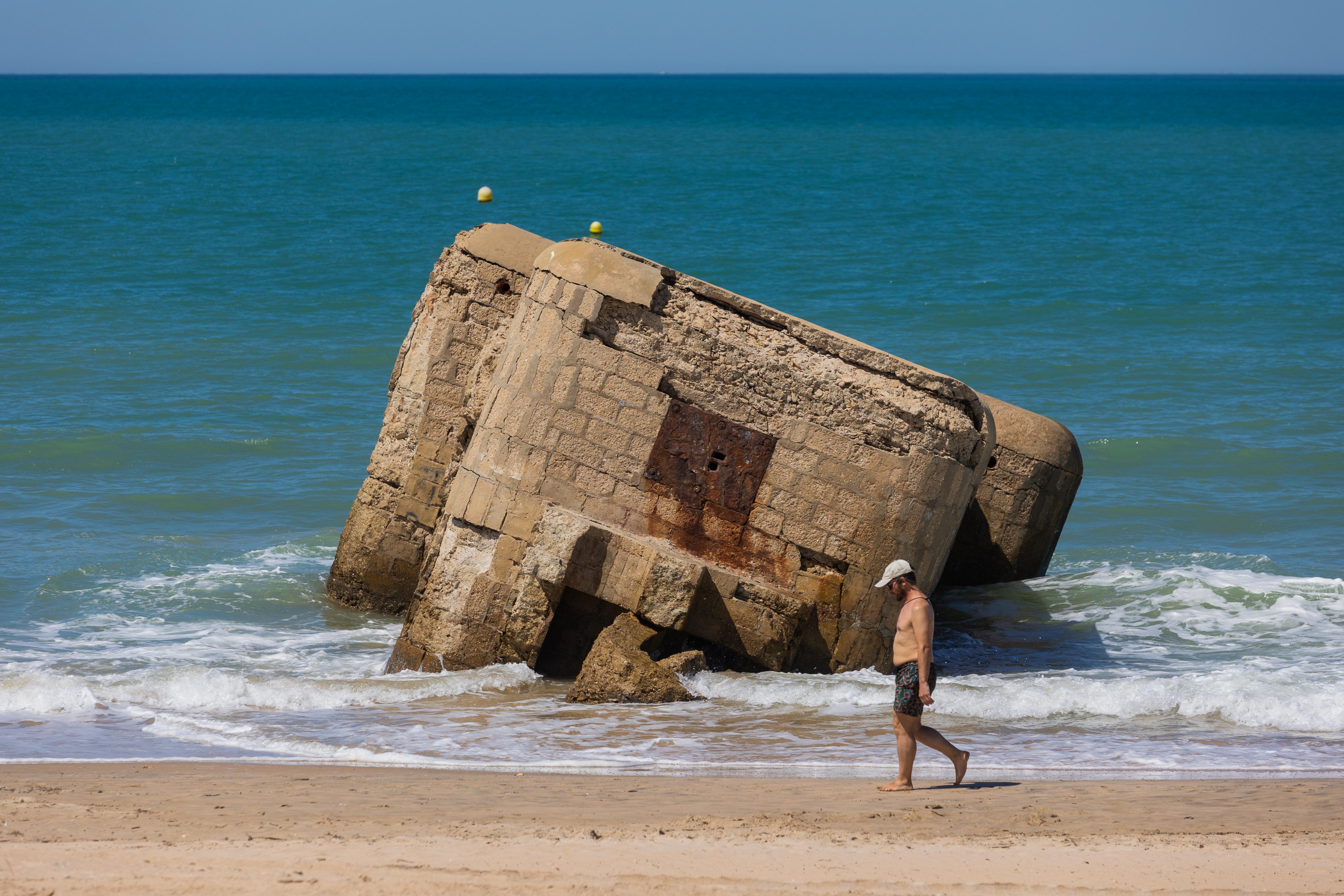 Un búnker en la playa de Camposoto, en San Fernando, con control del Ministerio de Defensa.