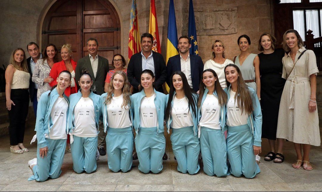 La foto de la discordia, con las campeonas de gimnasia rítimca arrodilladas y los políticos detrás. La foto de la discordia, con las campeonas de gimnasia rítimca arrodilladas y los políticos detrás.