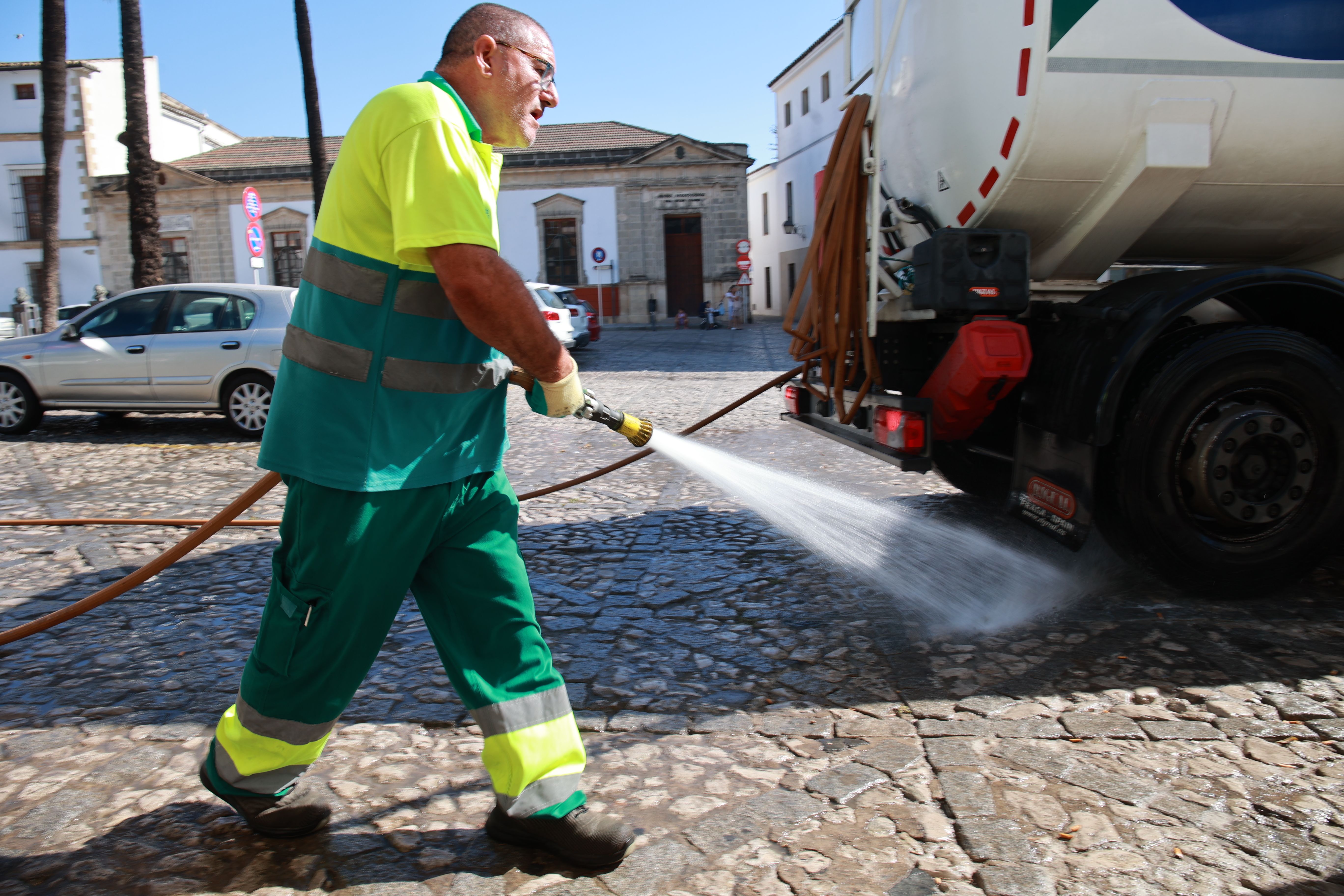 Un trabajador de limpieza viaria de Jerez.