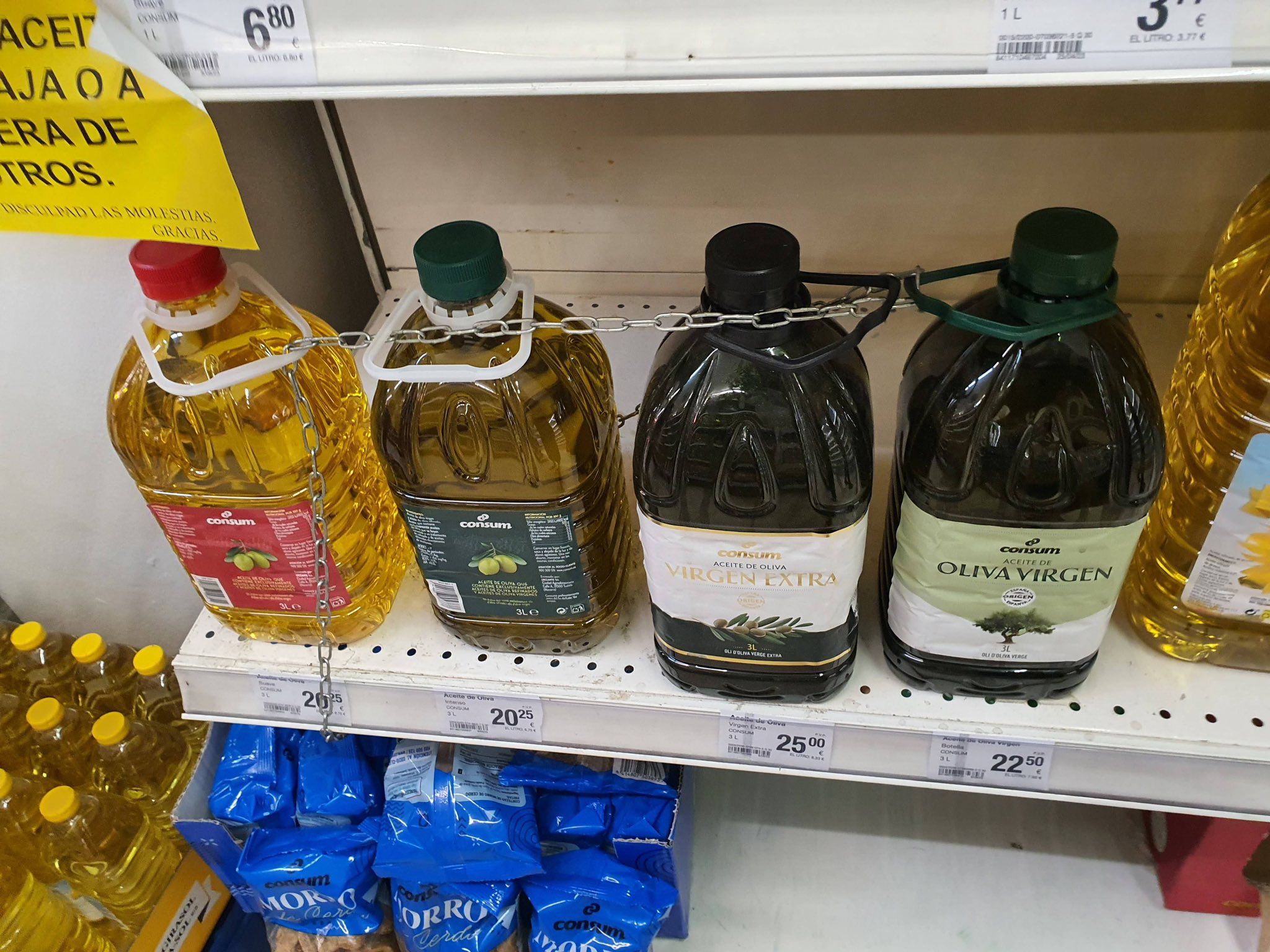 Botellas de aceite de oliva encadenadas en un supermercado. Botellas de aceite de oliva encadenadas en un supermercado.