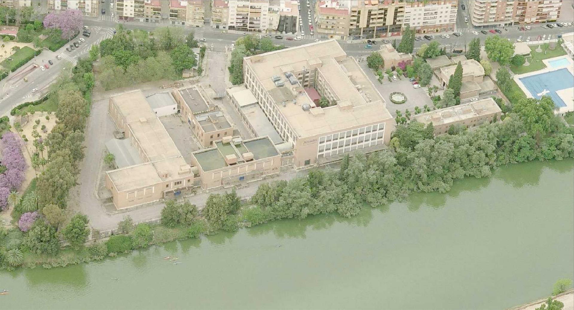 Vista aérea de los terrenos donde operaba Altadis, en la antigua fábrica de tabacos de Los Remedios, en Sevilla. Vista aérea de los terrenos donde operaba Altadis, en la antigua fábrica de tabacos de Los Remedios, en Sevilla.