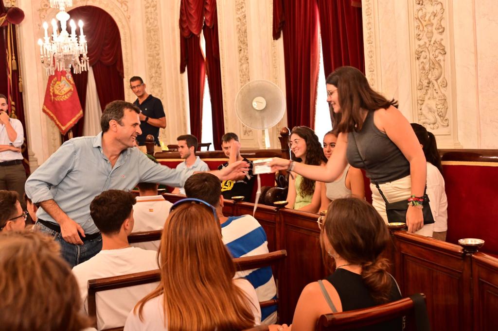 El alcalde de Cádiz recibe a los voluntarios y tripulantes. 