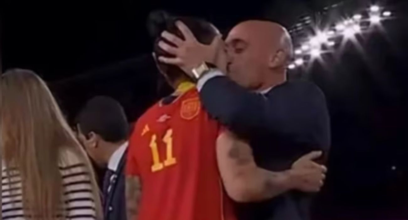 Rubiales, en el beso a Jenni Hermoso. Rubiales, en el beso a Jenni Hermoso.