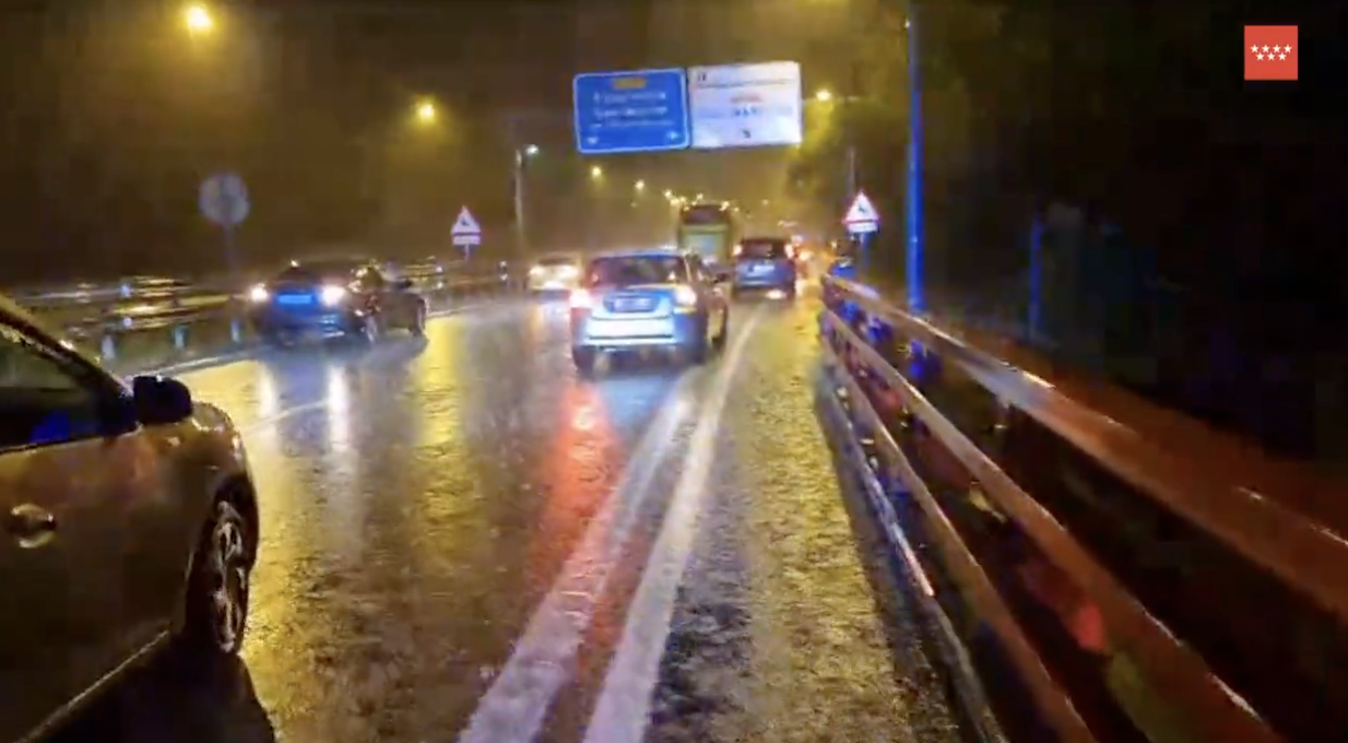 Carreteras en la Comunidad de Madrid, este pasado domingo por la noche, que incluso llegaron a cerrarse al tráfico.