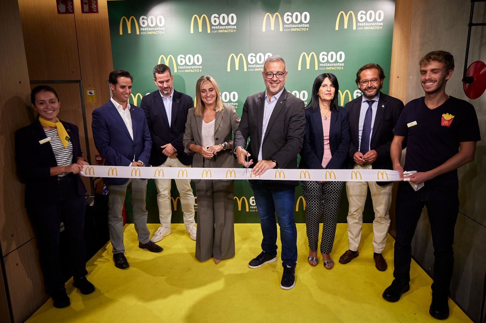 La alcaldesa de Granada, Marifrán Carazo, inaugurando un nuevo establecimiento de McDonald's en Granada. La alcaldesa de Granada, Marifrán Carazo, inaugurando un nuevo establecimiento de McDonald's en Granada.
