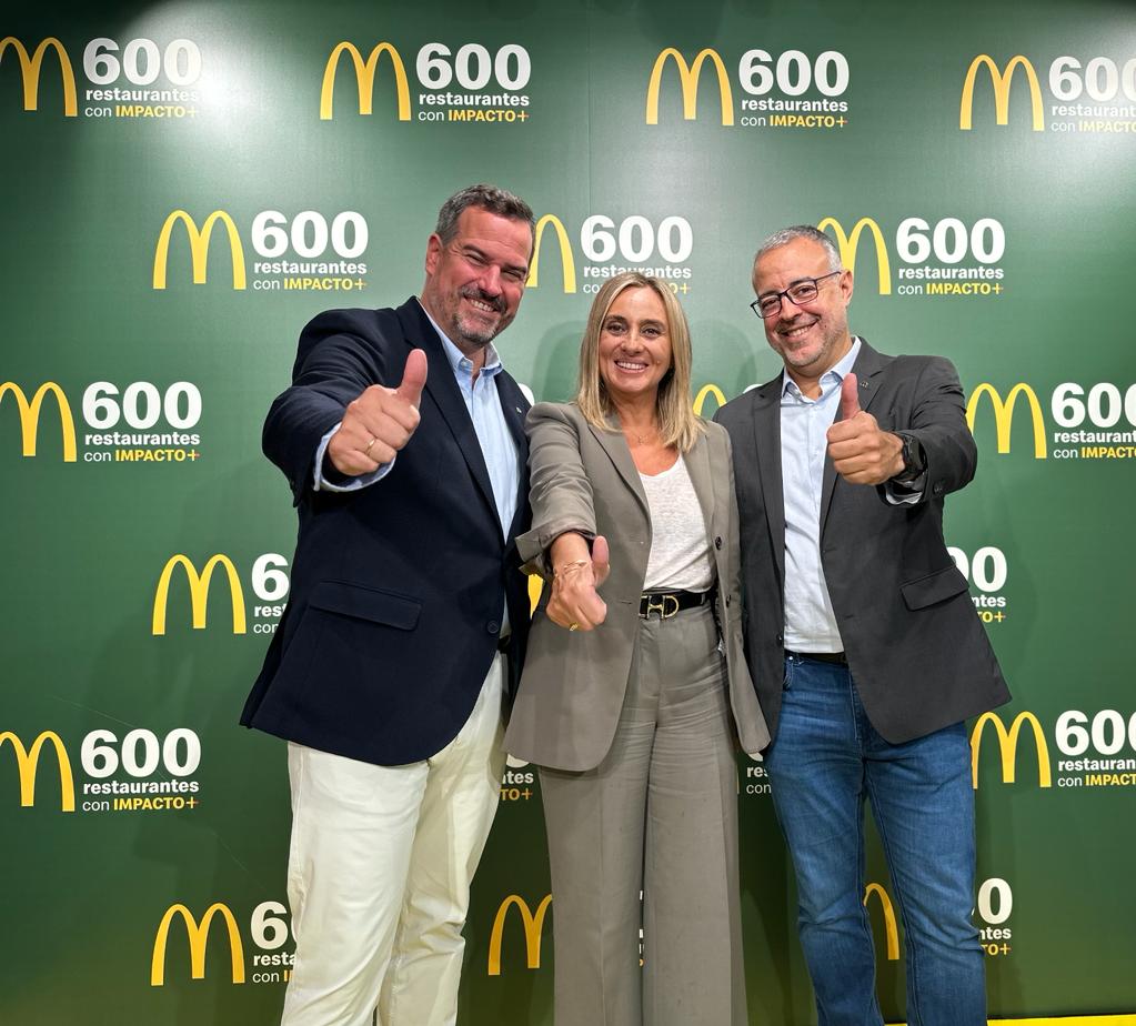 La alcaldesa de Granada, en la inauguración del nuevo McDonald's.