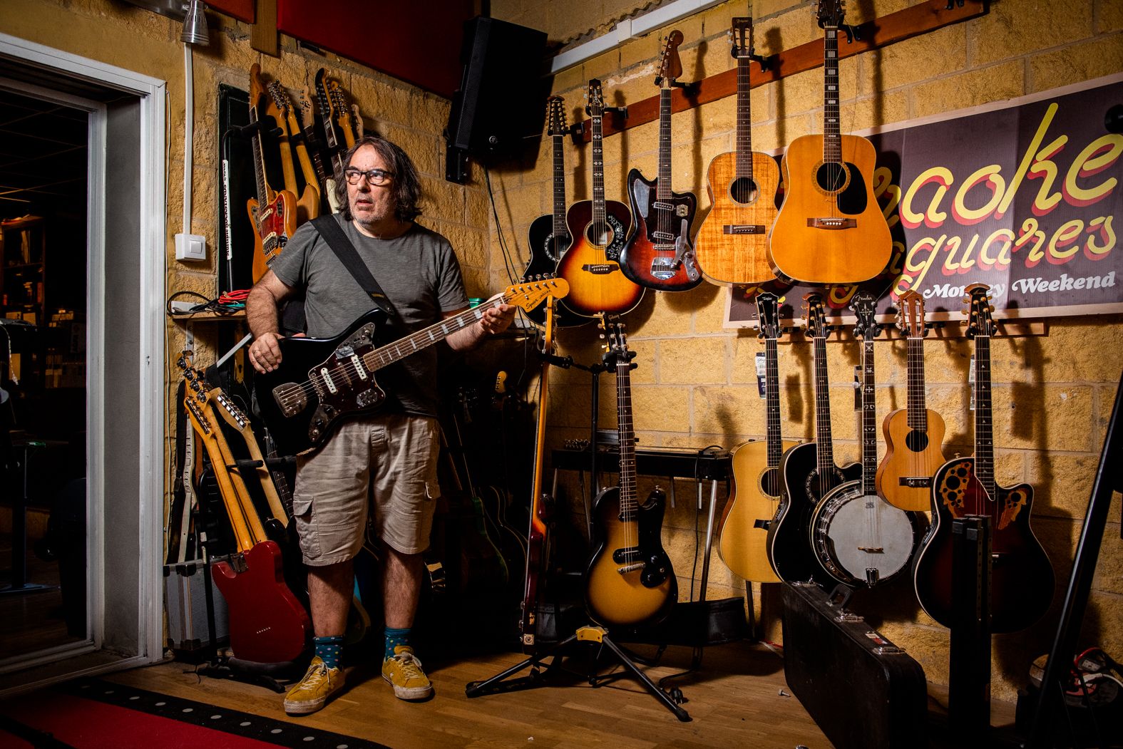 Paco Loco formó parte de bandas como Los Locos o Australian Blonde. Ahora está en Los Jaguares de la Bahía por la marca de sus guitarras.
