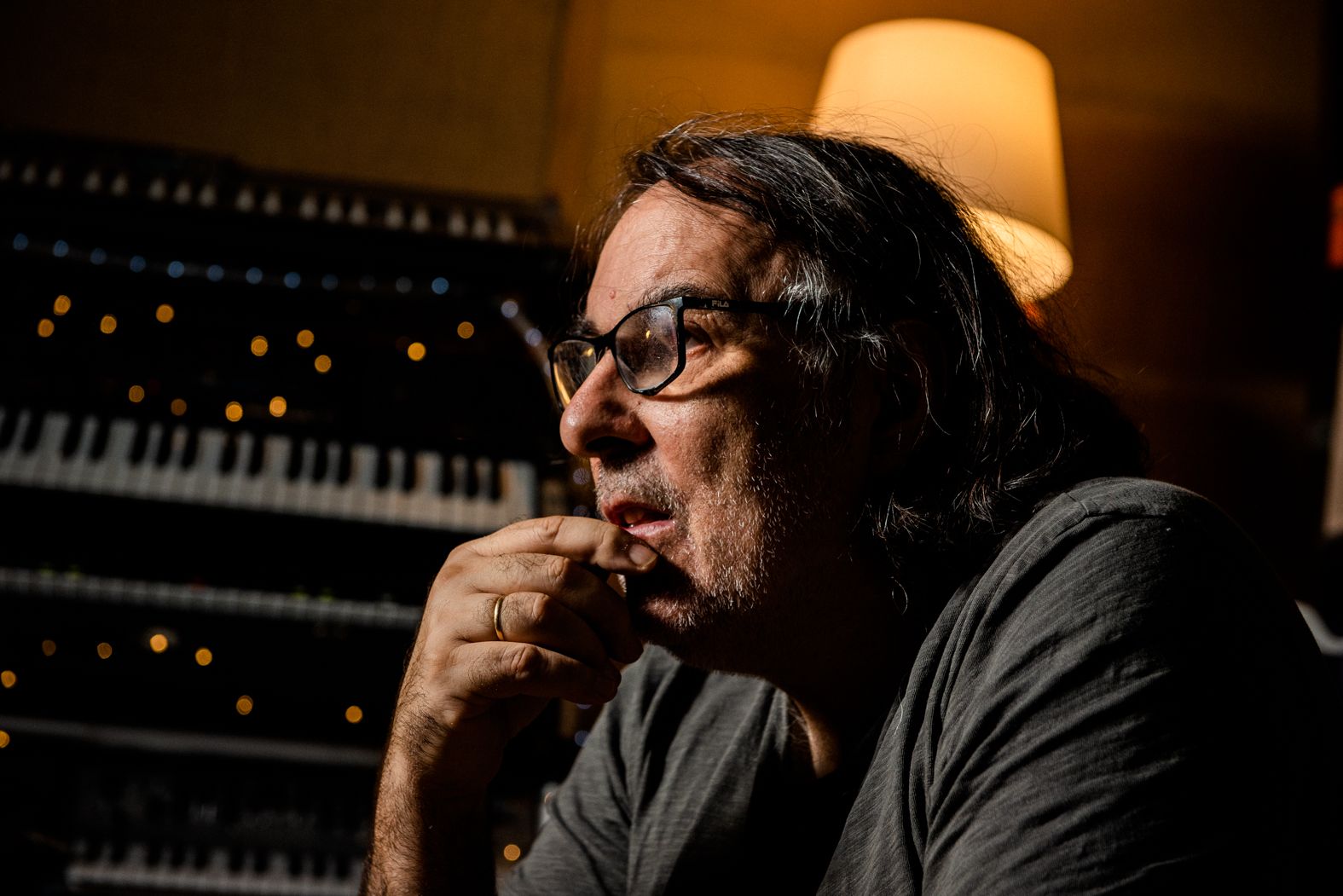 El productor de Gijón, nacido en Asturias, en su estudio de El Puerto.