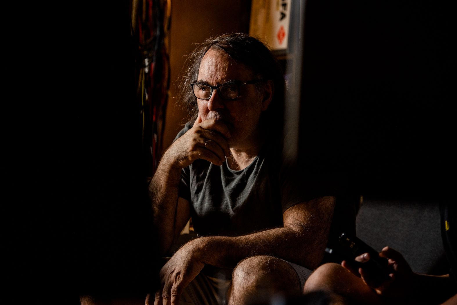 El productor, pensativo, durante la entrevista con lavozdelsur.es