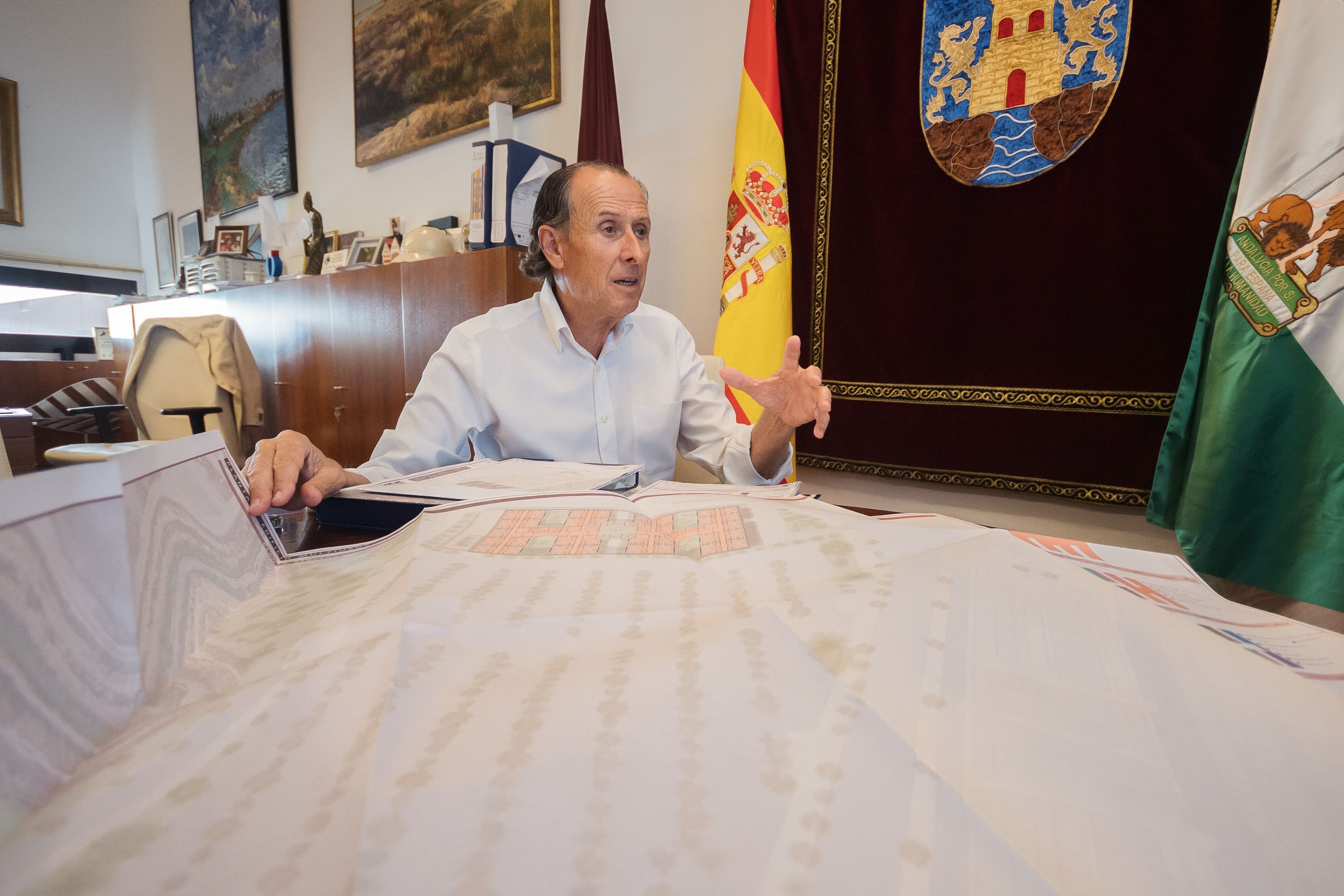 José María Román muestra el anteproyecto del hospital público en Chiclana.