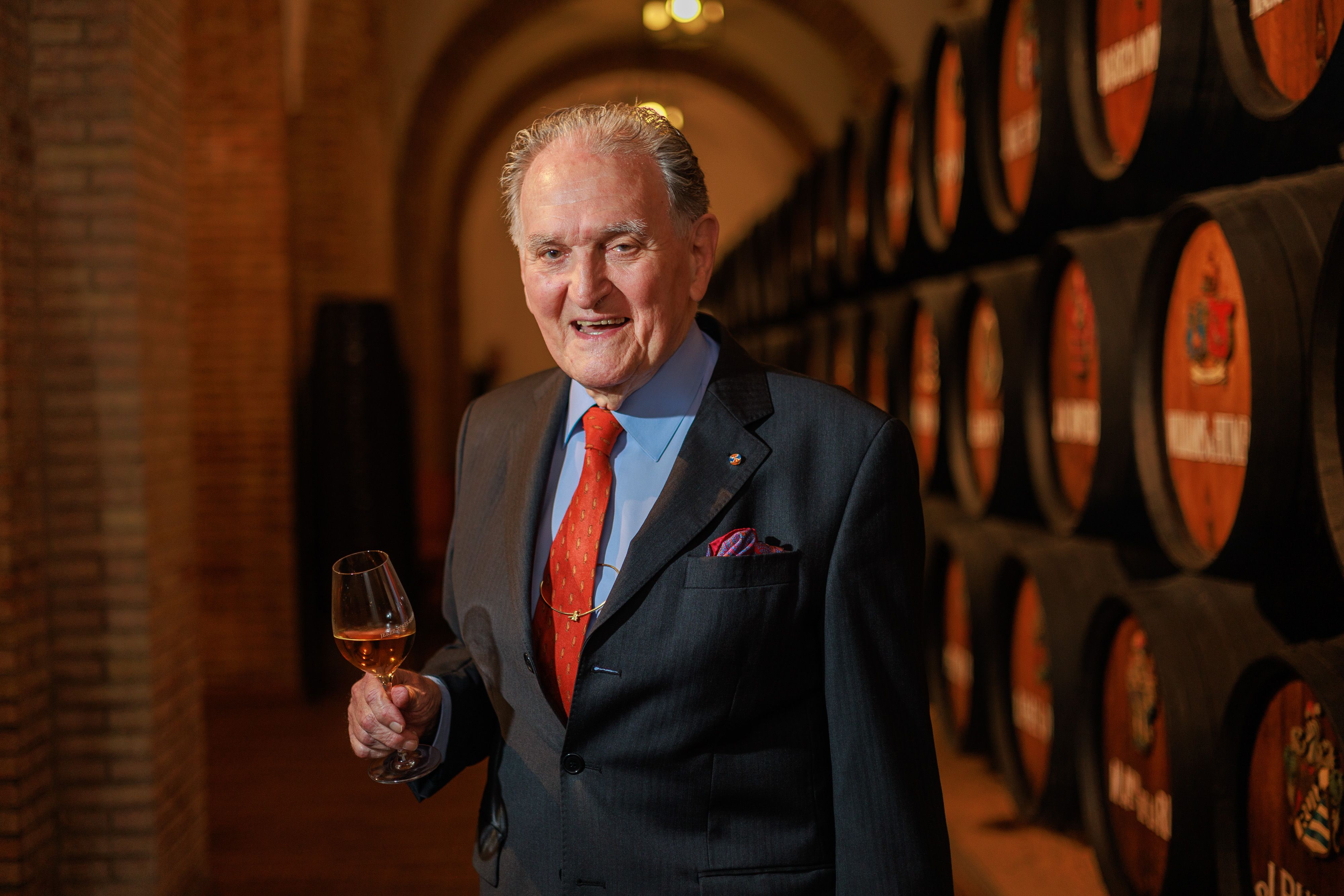 Juan Luis Bretón, protagonista de la Cátedra del Vino 2023, posa para lavozdelsur.es en la Bodega de San Ginés del Consejo Regulador.