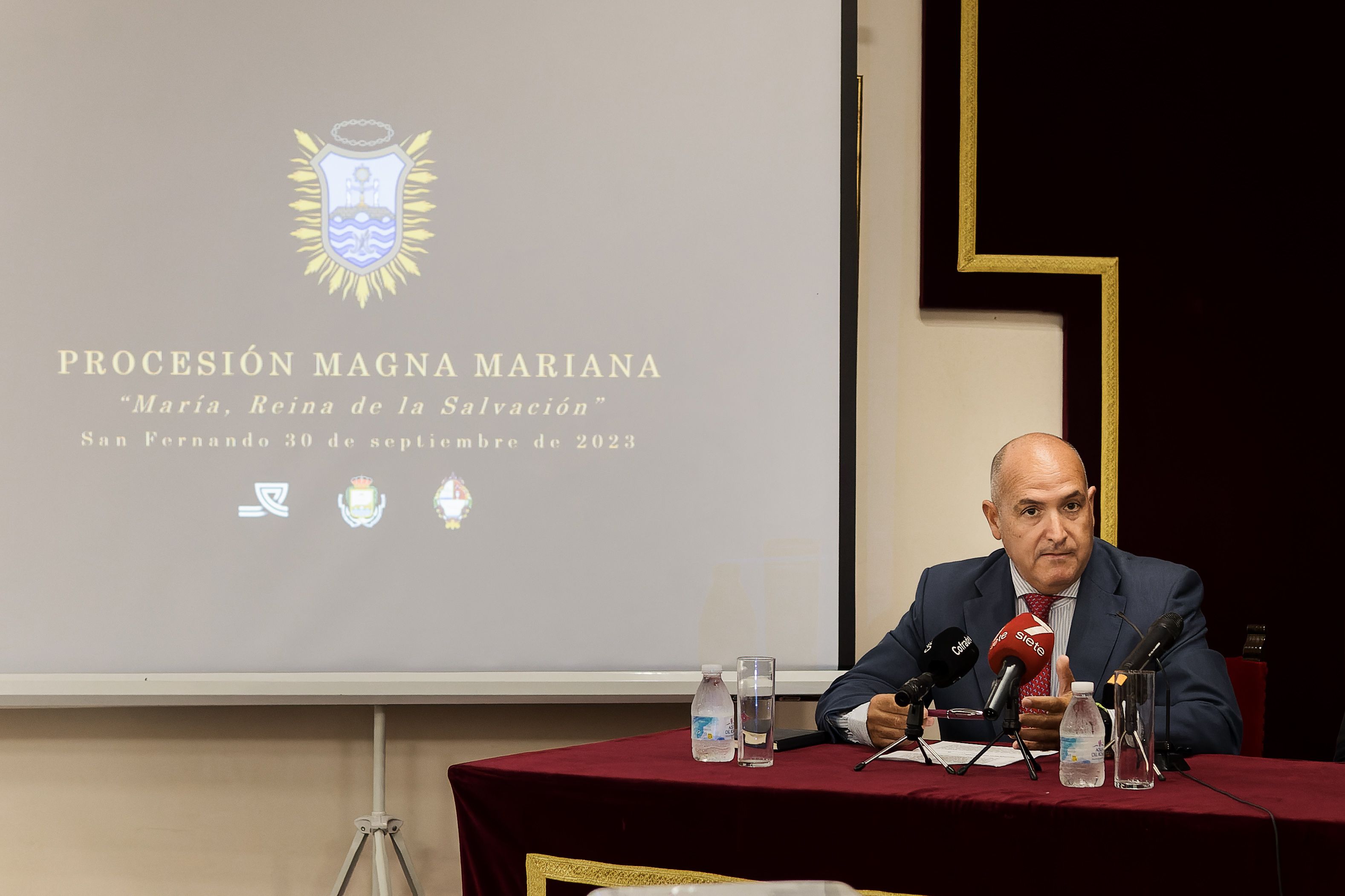 El preside del consejo cofrade isleño dando a conocer detalles del evento.    CANDELA NÚÑEZ